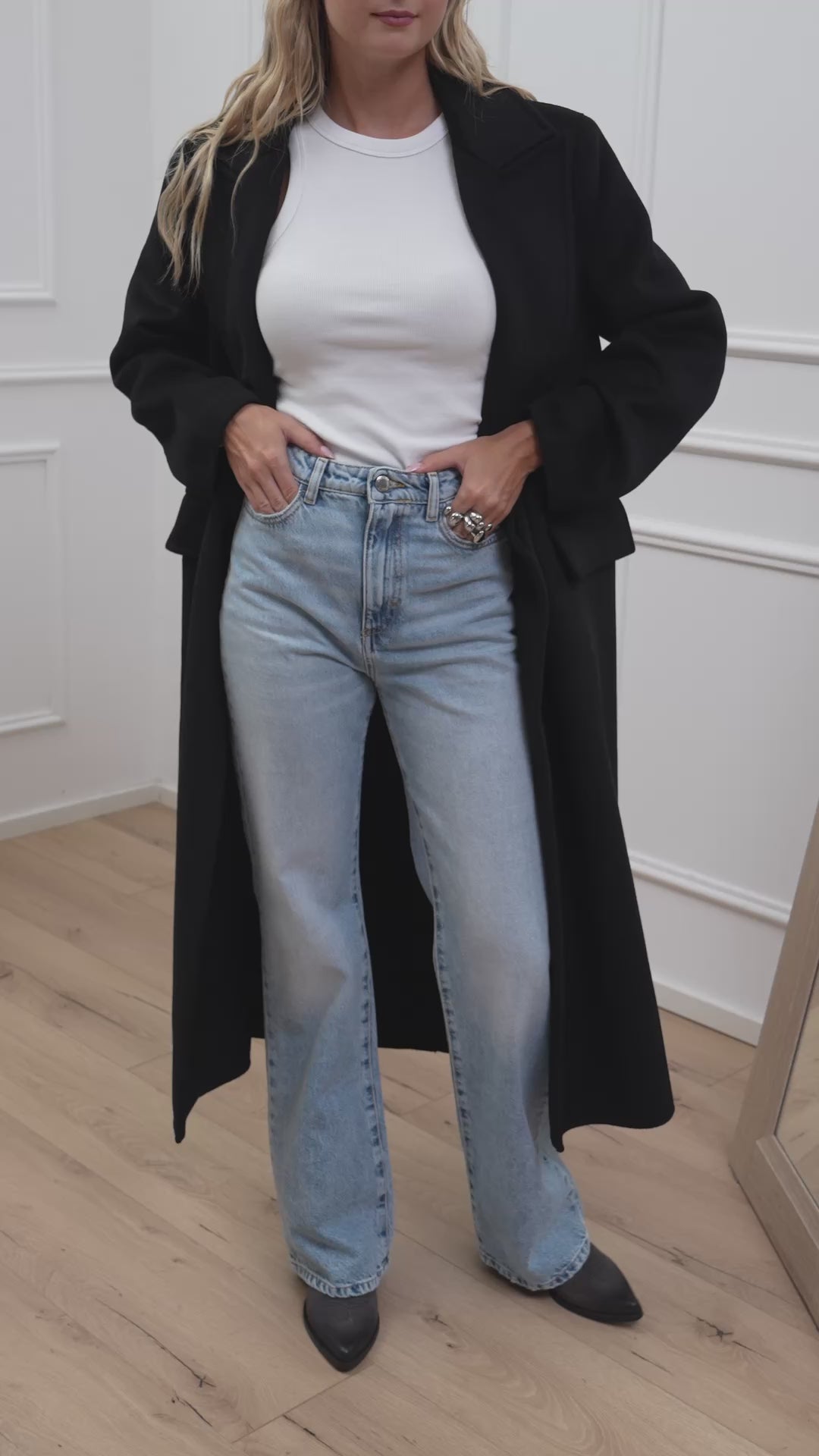 Carica video: Cappotto handmade nero doppiopetto - Vicolo