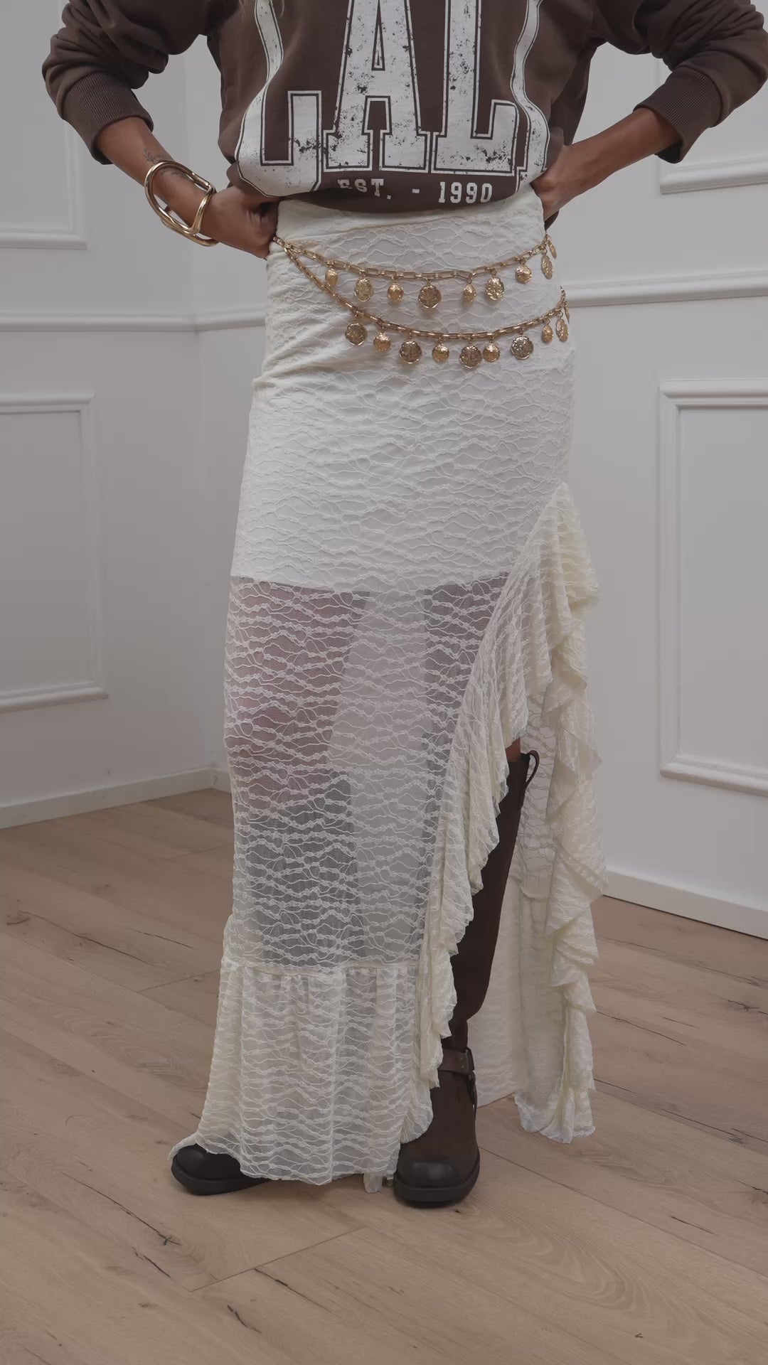 Carica video: Gonna in pizzo burro spacco con rouches - HaveOne