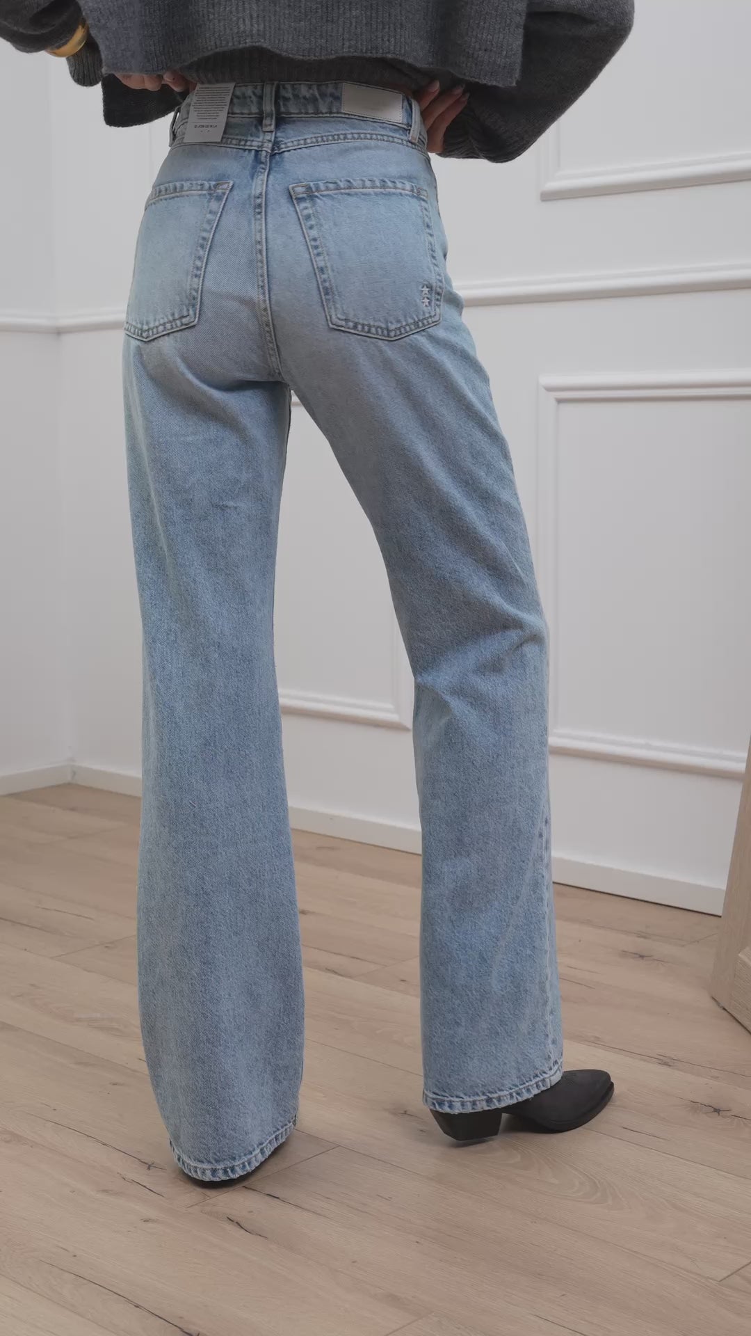 Carica video: Jeans Blue bleched straight fit - Icon Denim