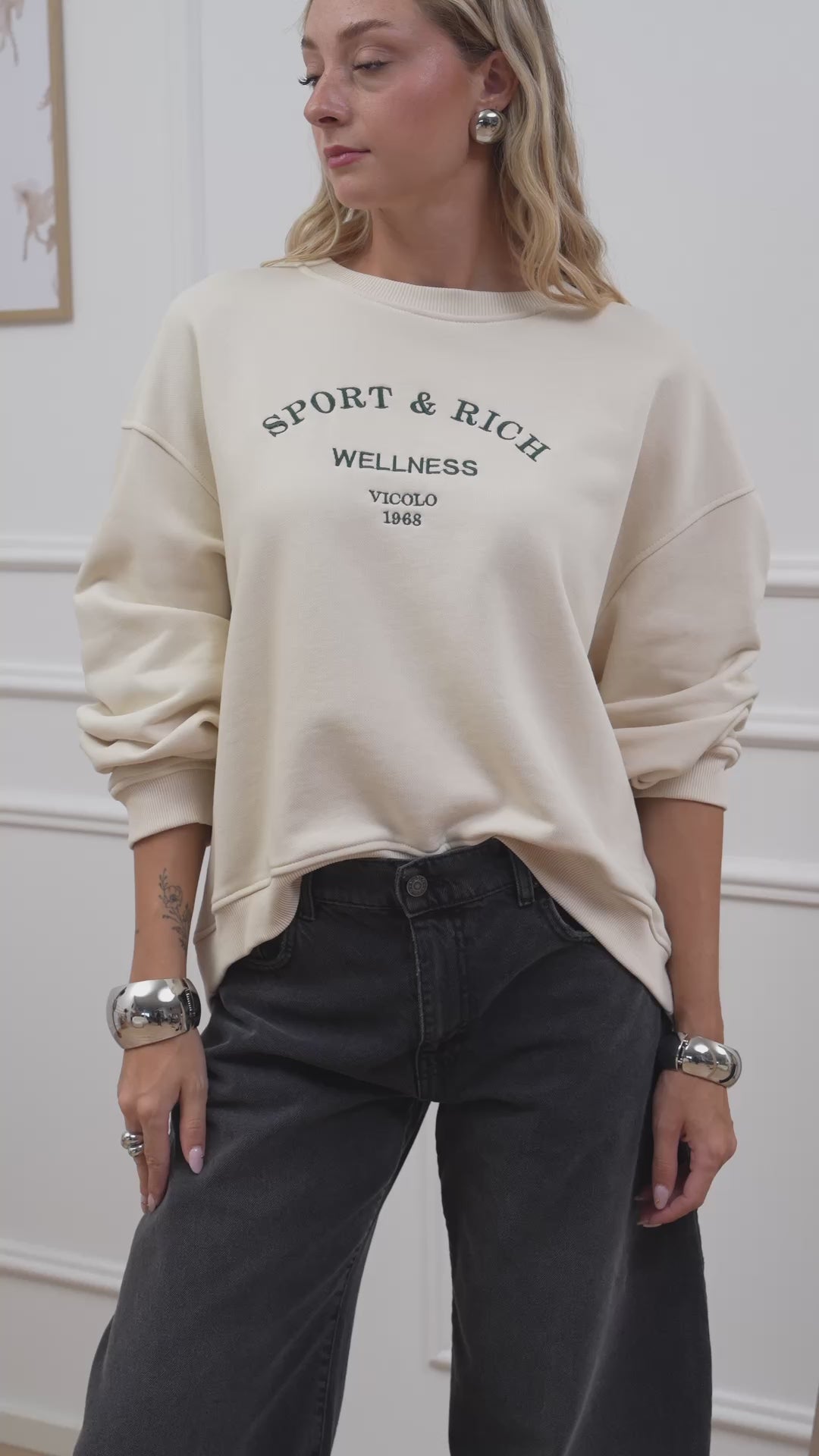 Carica video: Felpa "Sport &amp; Rich" vaniglia - Vicolo