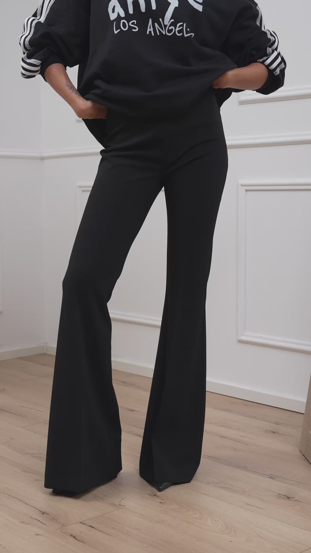 Carica video: Pantaloni flared Sienna neri - Aniye By