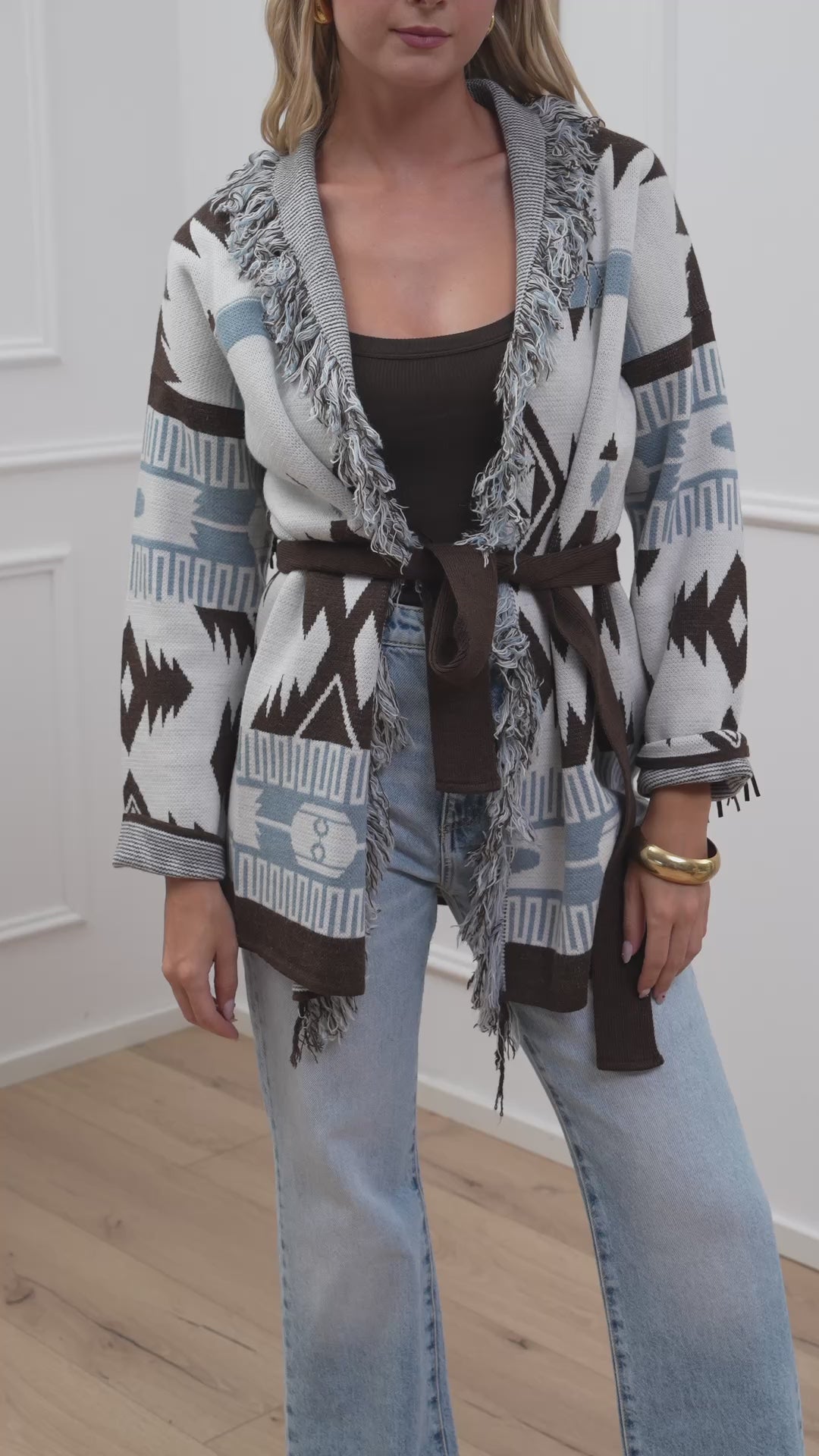 Carica video: Cardigan carta zucchero e moka con frange - Vicolo