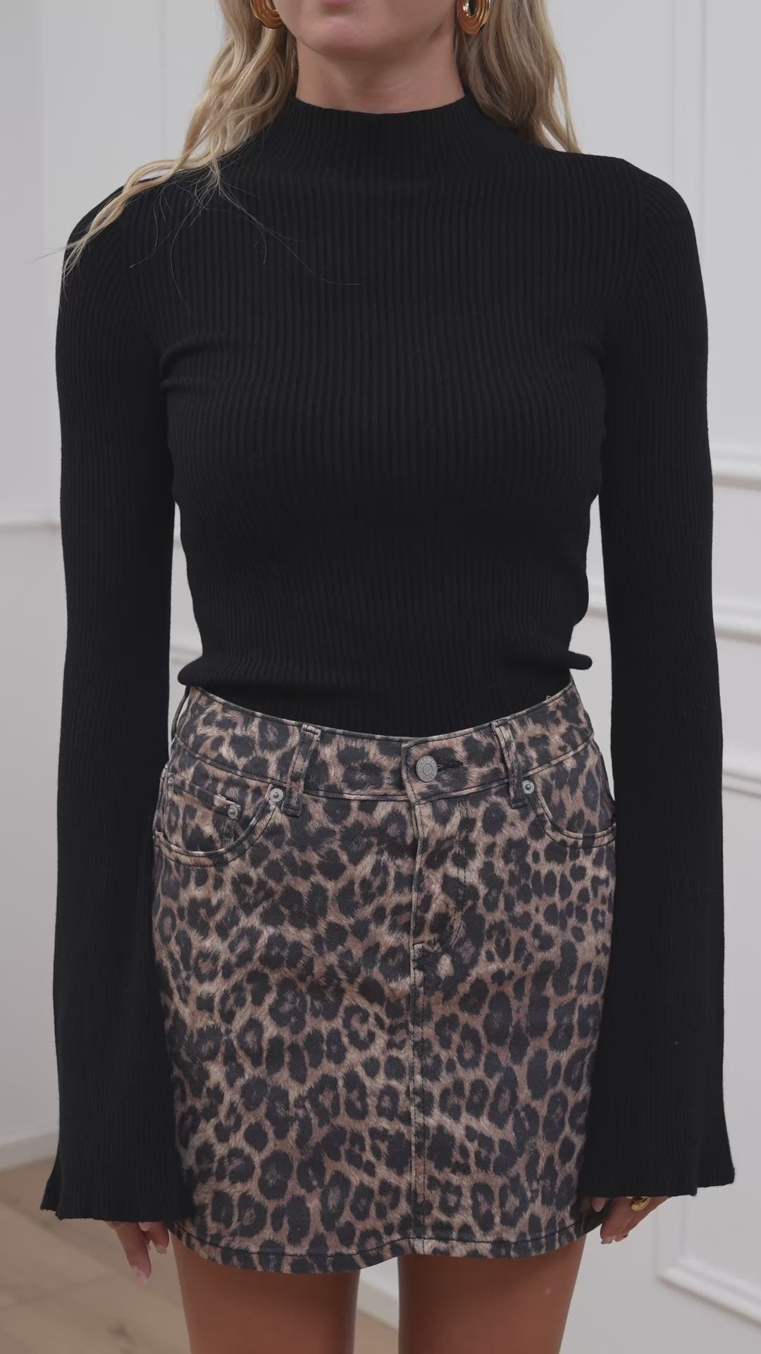 Carica video: Lupetto a coste nero manica a campana - Kontatto