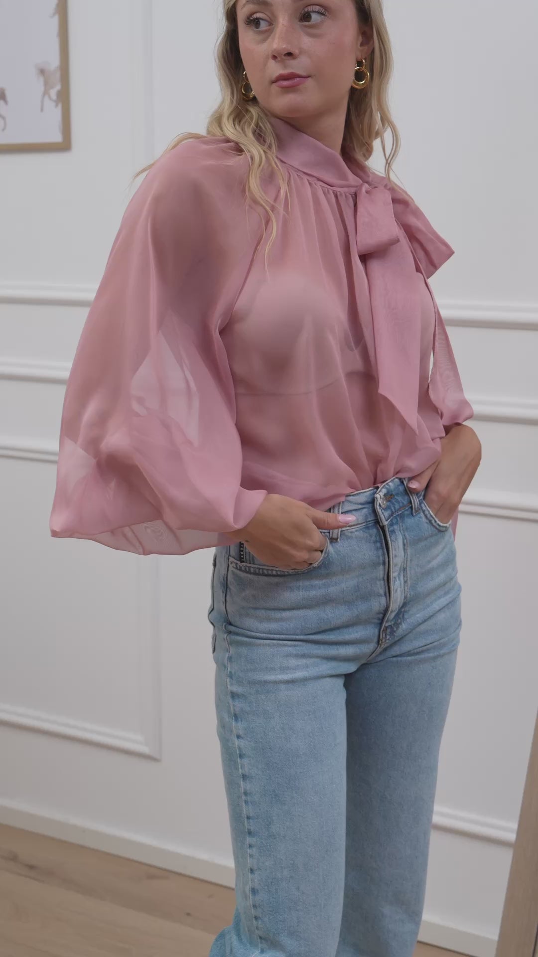 Carica video: Camicia velata rosa con fiocco al collo - Kontatto