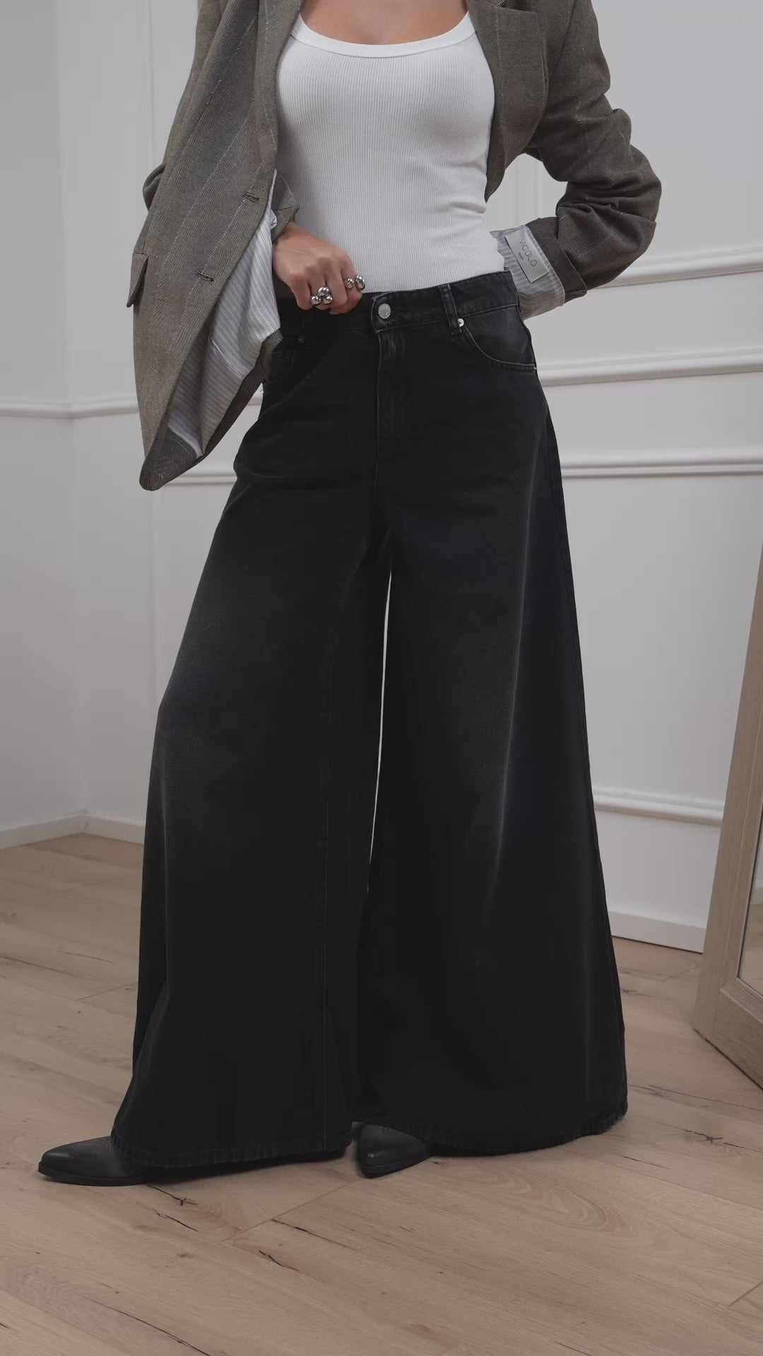 Carica video: Jeans Lucy scampanato nero - Vicolo