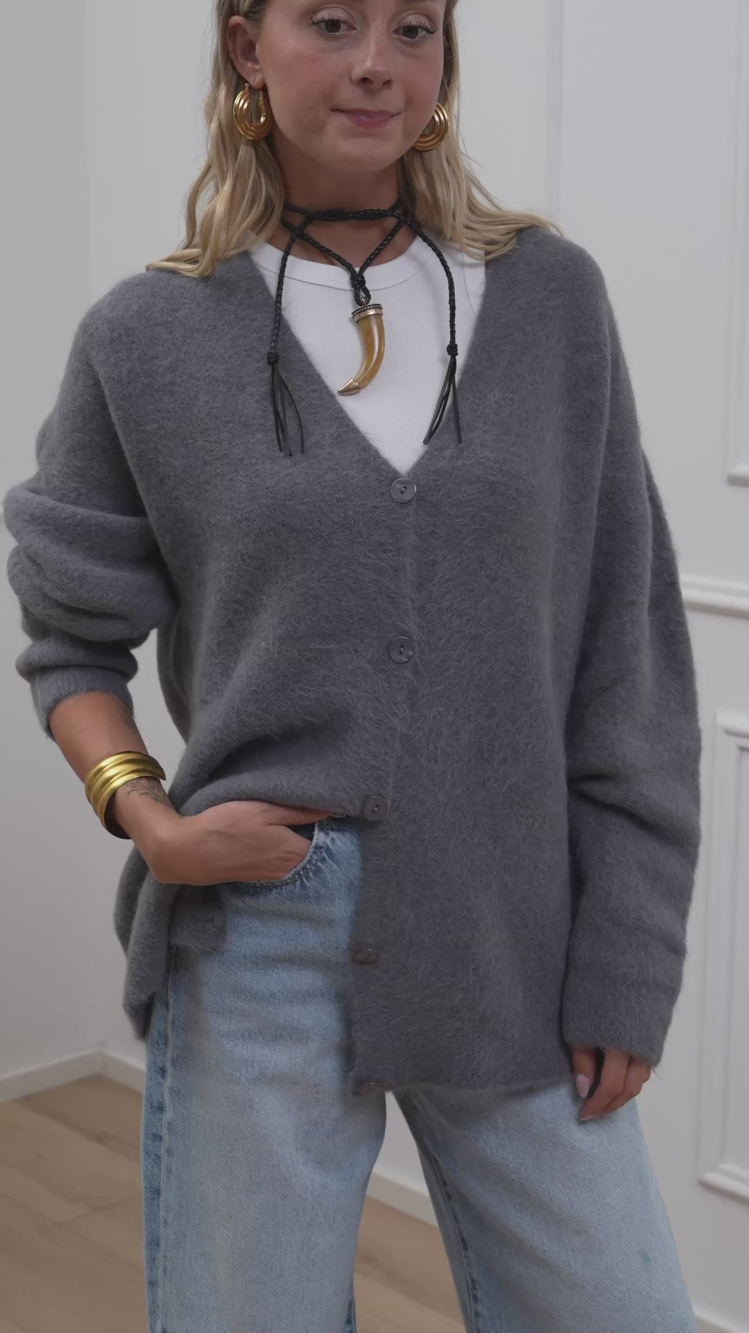 Carica video: Cardigan lungo grigio alpaca superfine - Kontatto