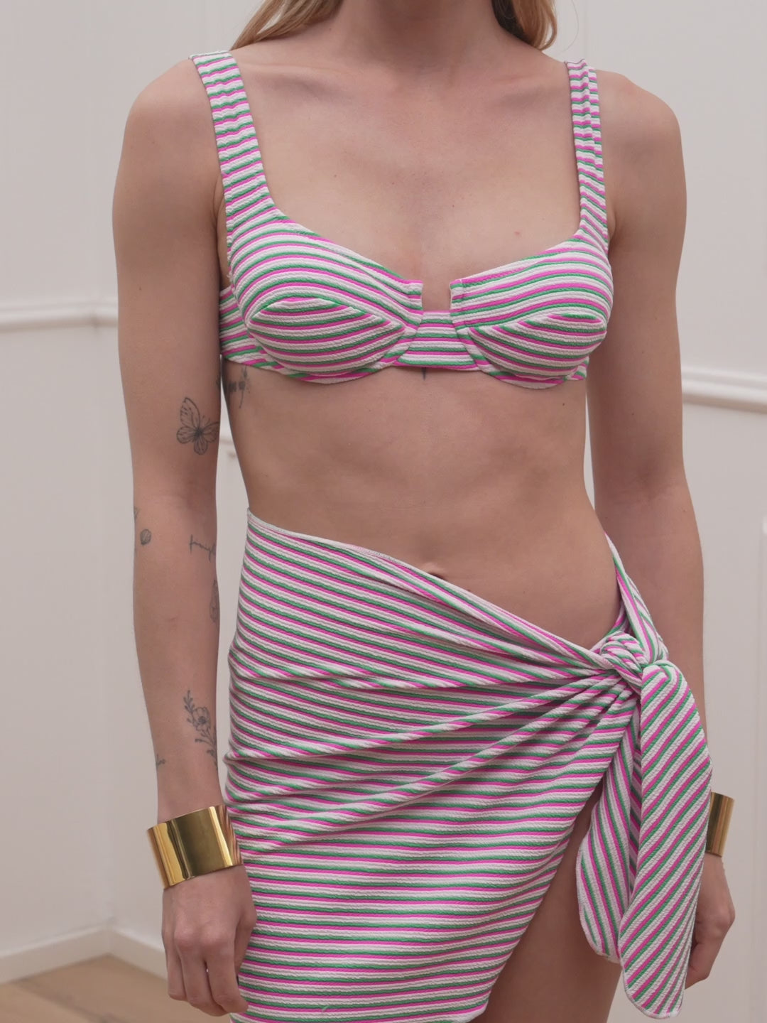 Carica video: Pareo corto in lycra goffrata righe fucsia e verde - Me Fui
