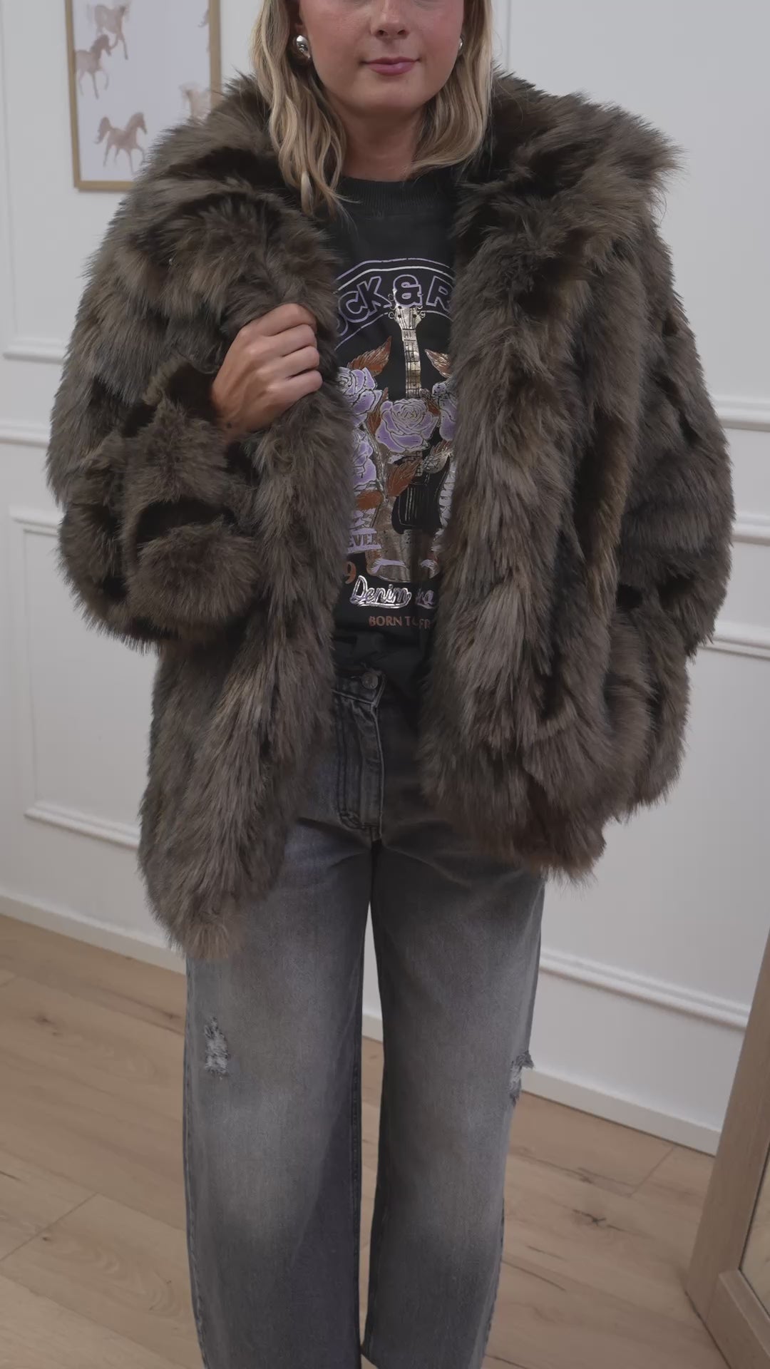 Carica video: Pelliccia midi tortora - HaveOne