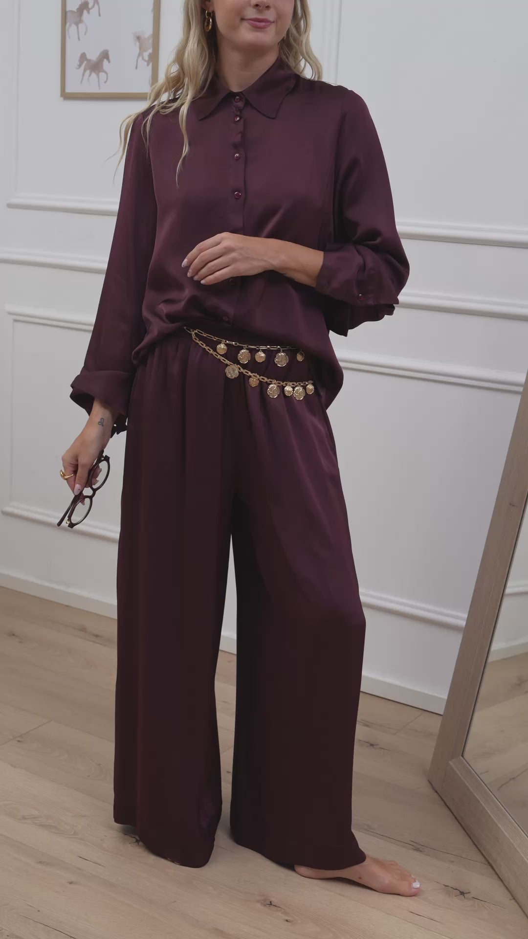 Carica video: Pantaloni vino satinati in viscosa - Vicolo