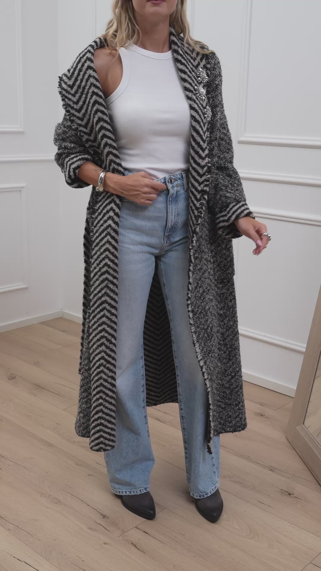 Carica video: Cappotto lungo sale e pepe con spille - Vicolo