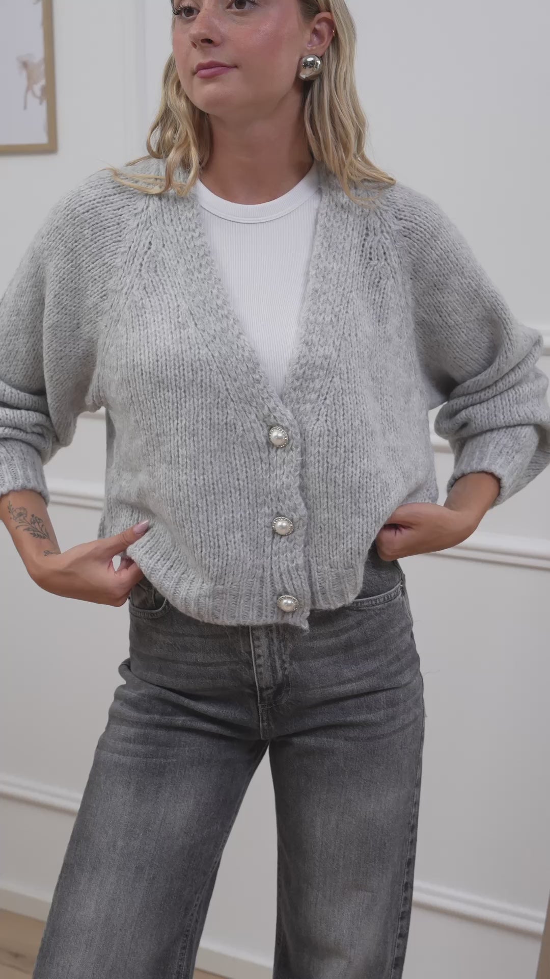 Carica video: Cardigan perla tre bottoni gioiello - HaveOne