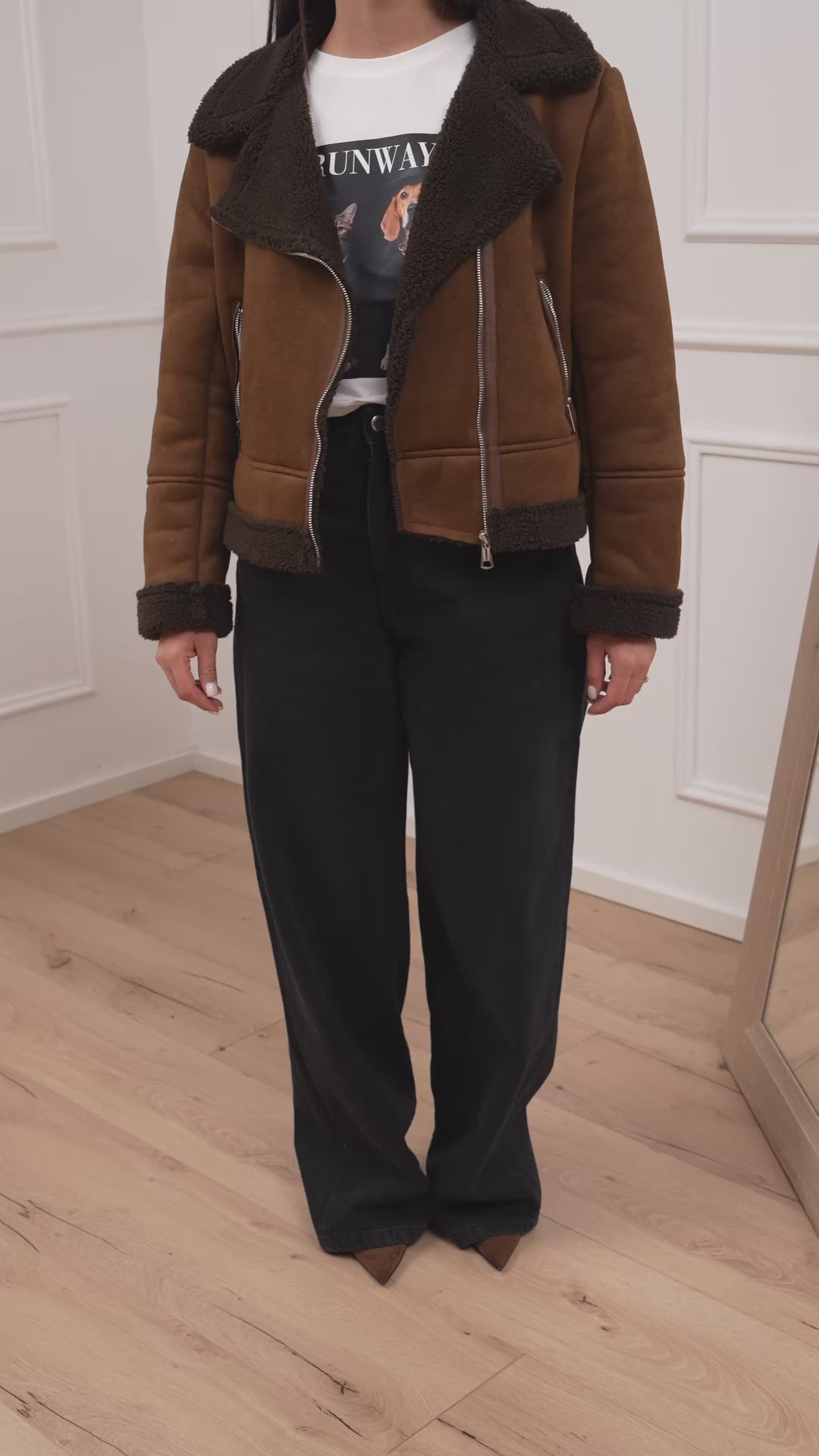 Carica video: Montone scamosciato moro fit corto - HaveOne