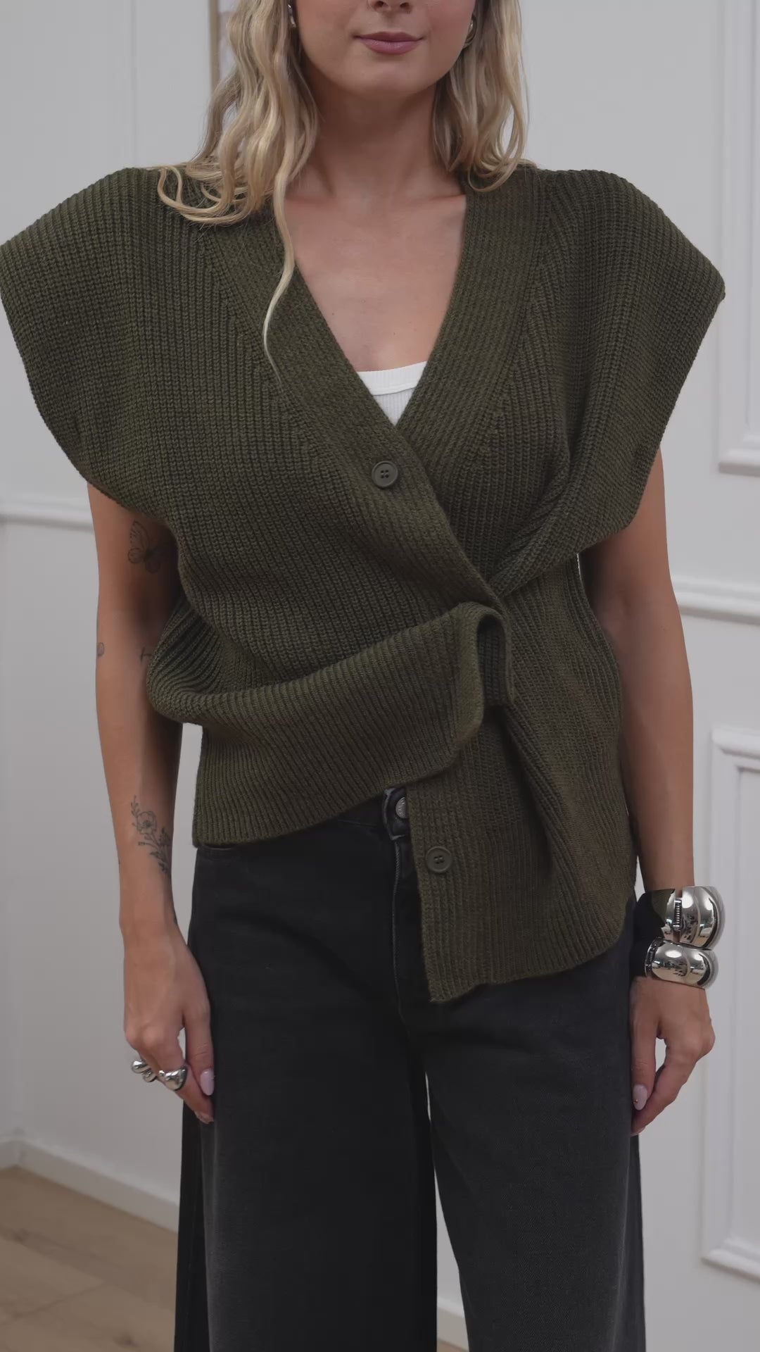 Carica video: Gilet punto pannocchia militare con spalline - HaveOne