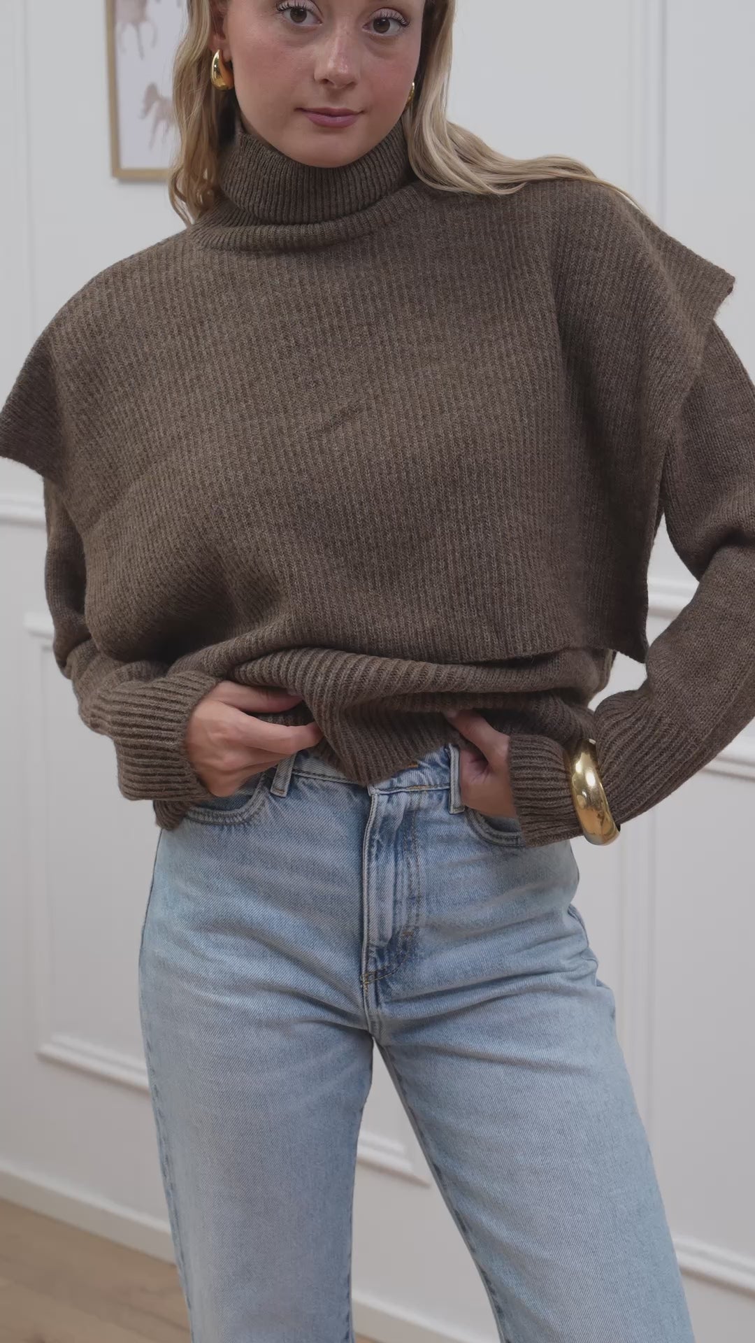 Carica video: Set maglia girocollo e cappa tortora - Kontatto