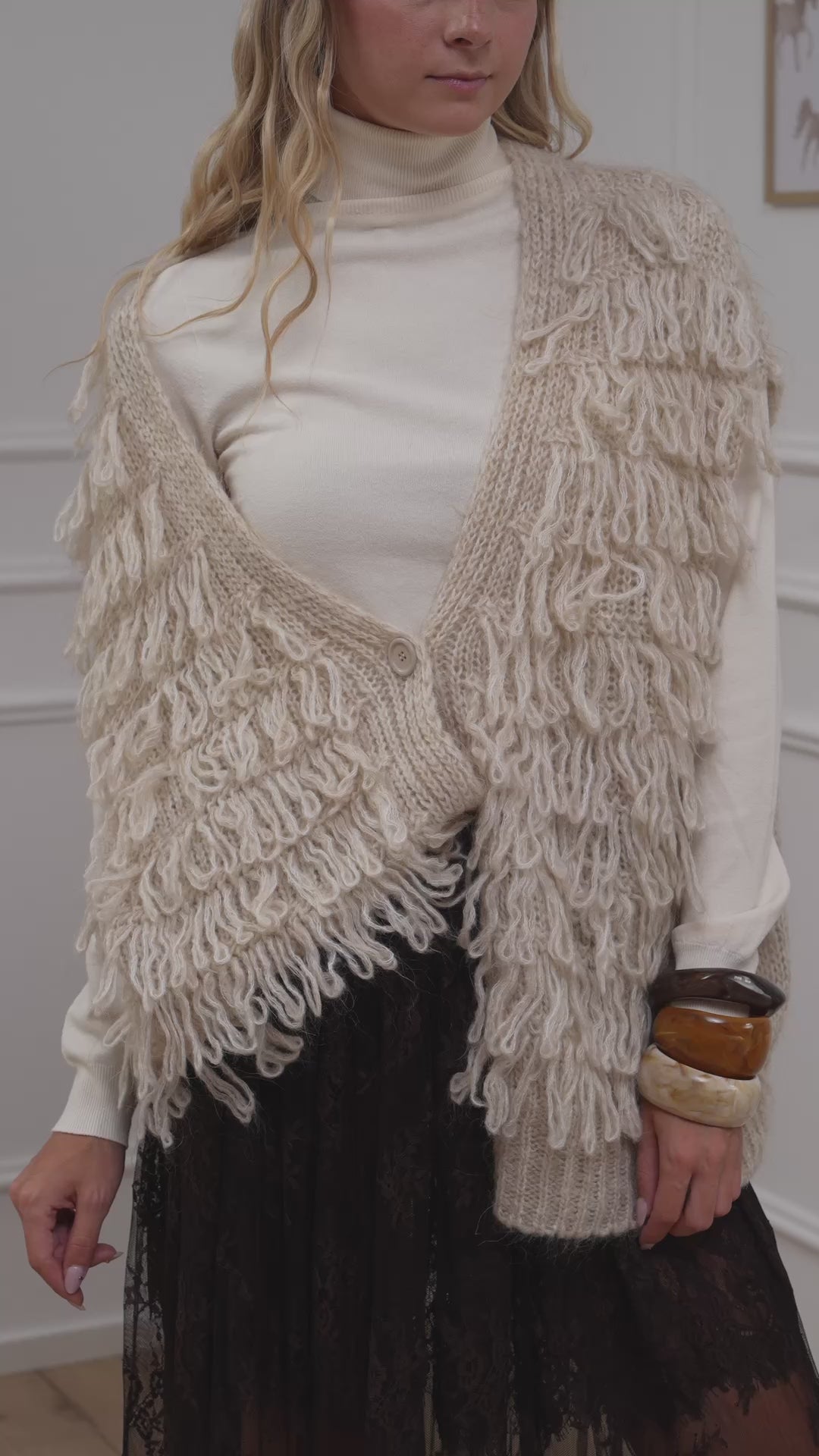 Carica video: Gilet punto pannocchia sfrangiato beige - Kontatto