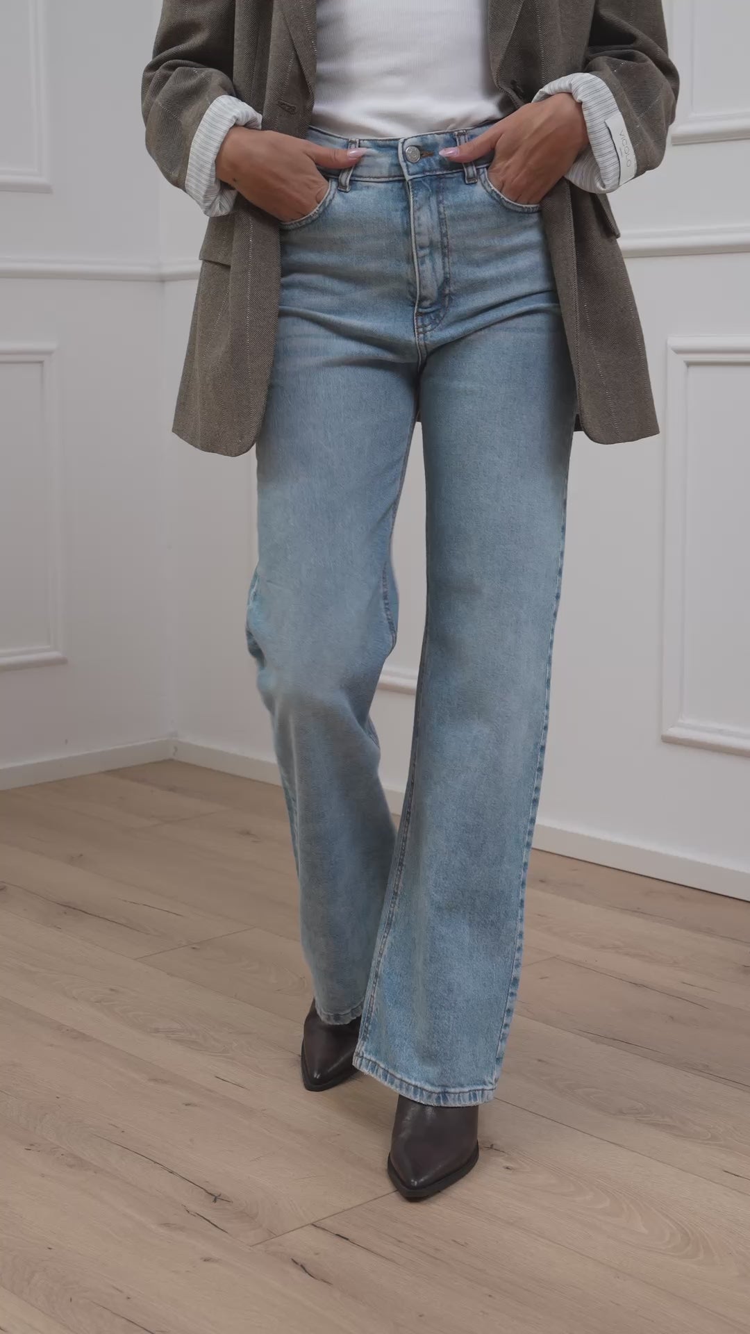 Carica video: Jeans London lavaggio chiaro straight fit - HaveOne