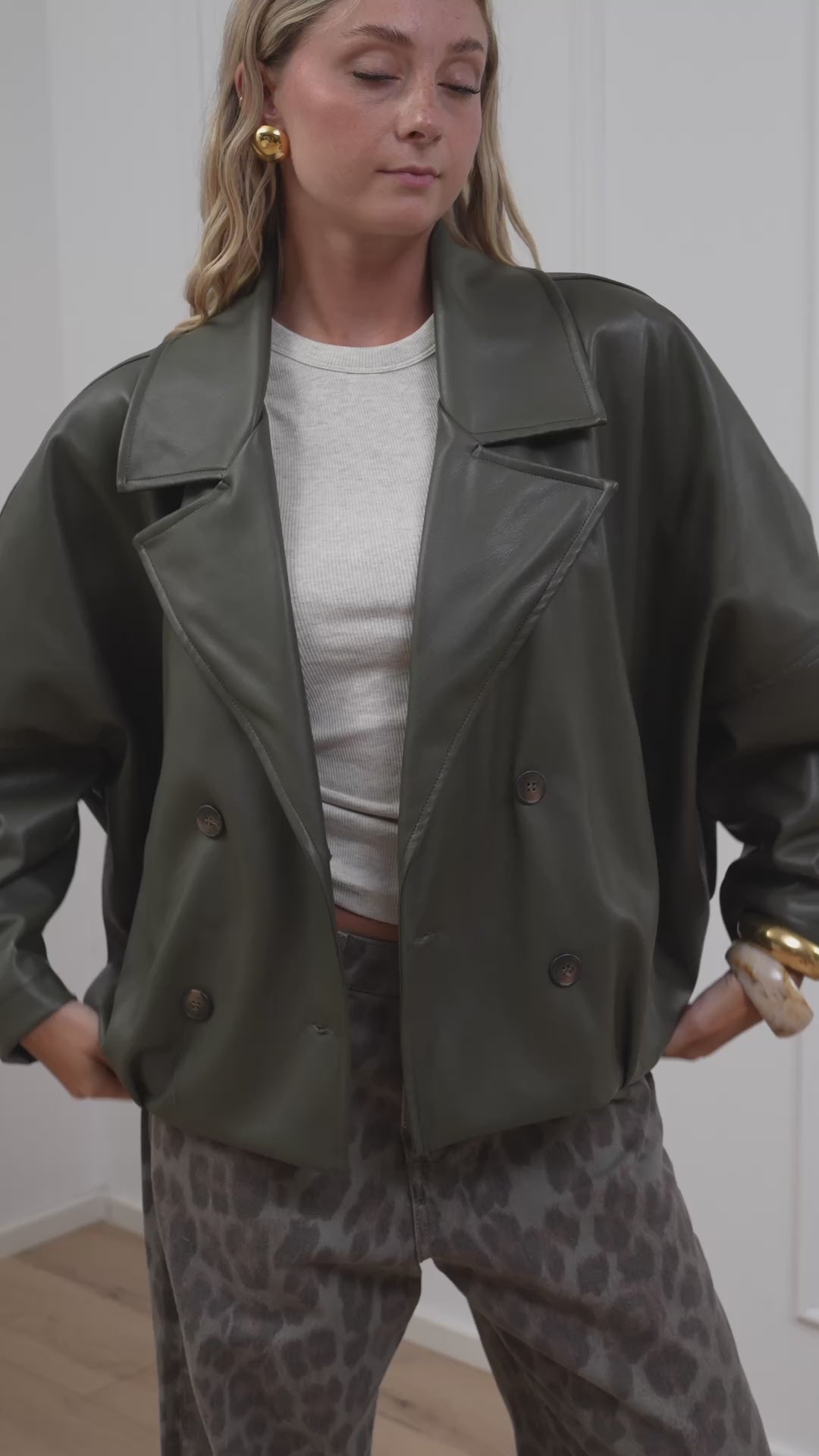 Carica video: Giacca ecopelle militare oversize - HaveOne