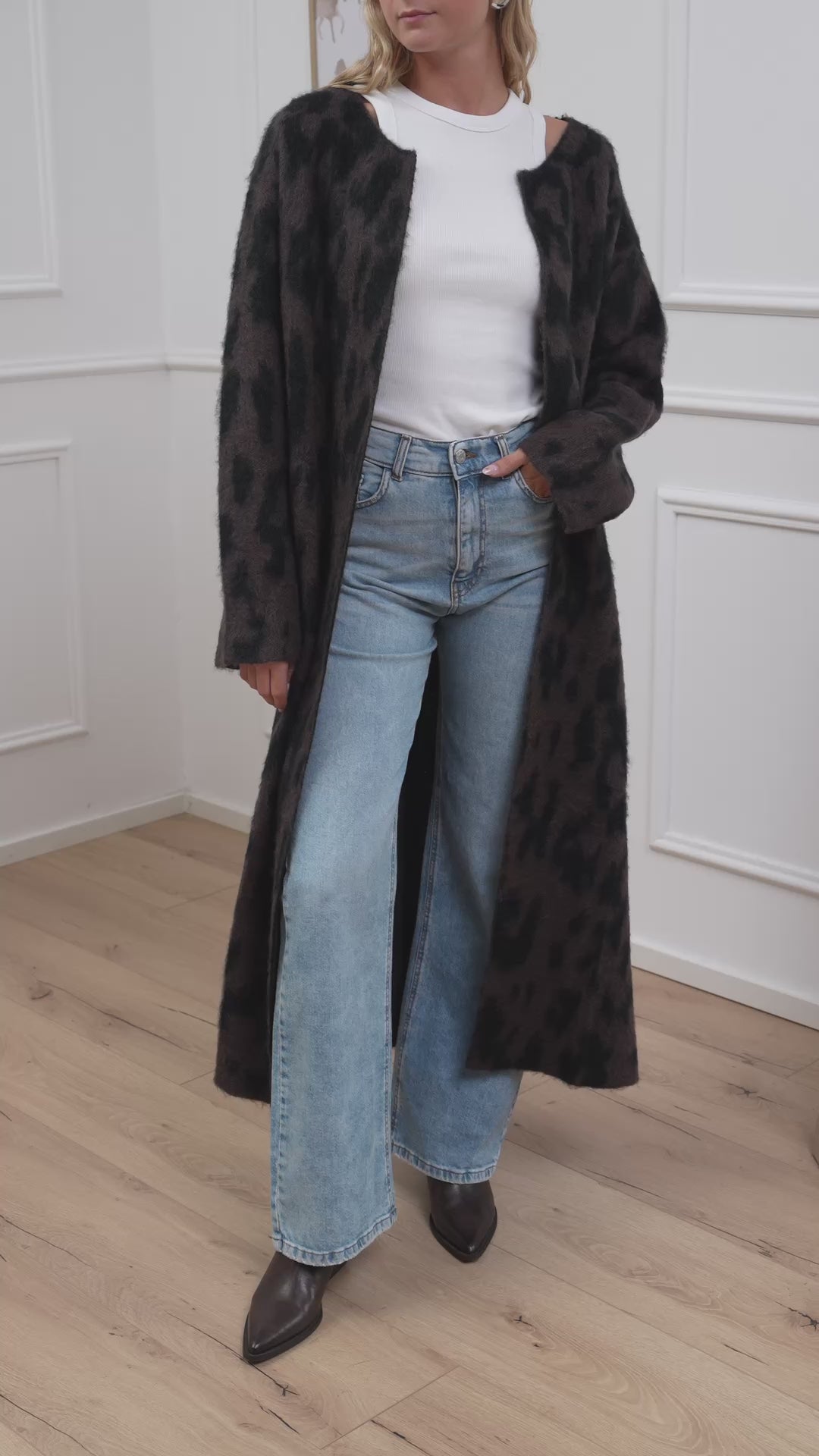 Carica video: Maxi cardigan maculato lungo - Kontatto