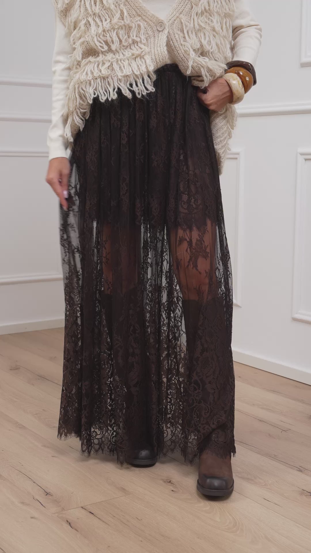 Carica video: Gonna lunga in pizzo moro - Vicolo