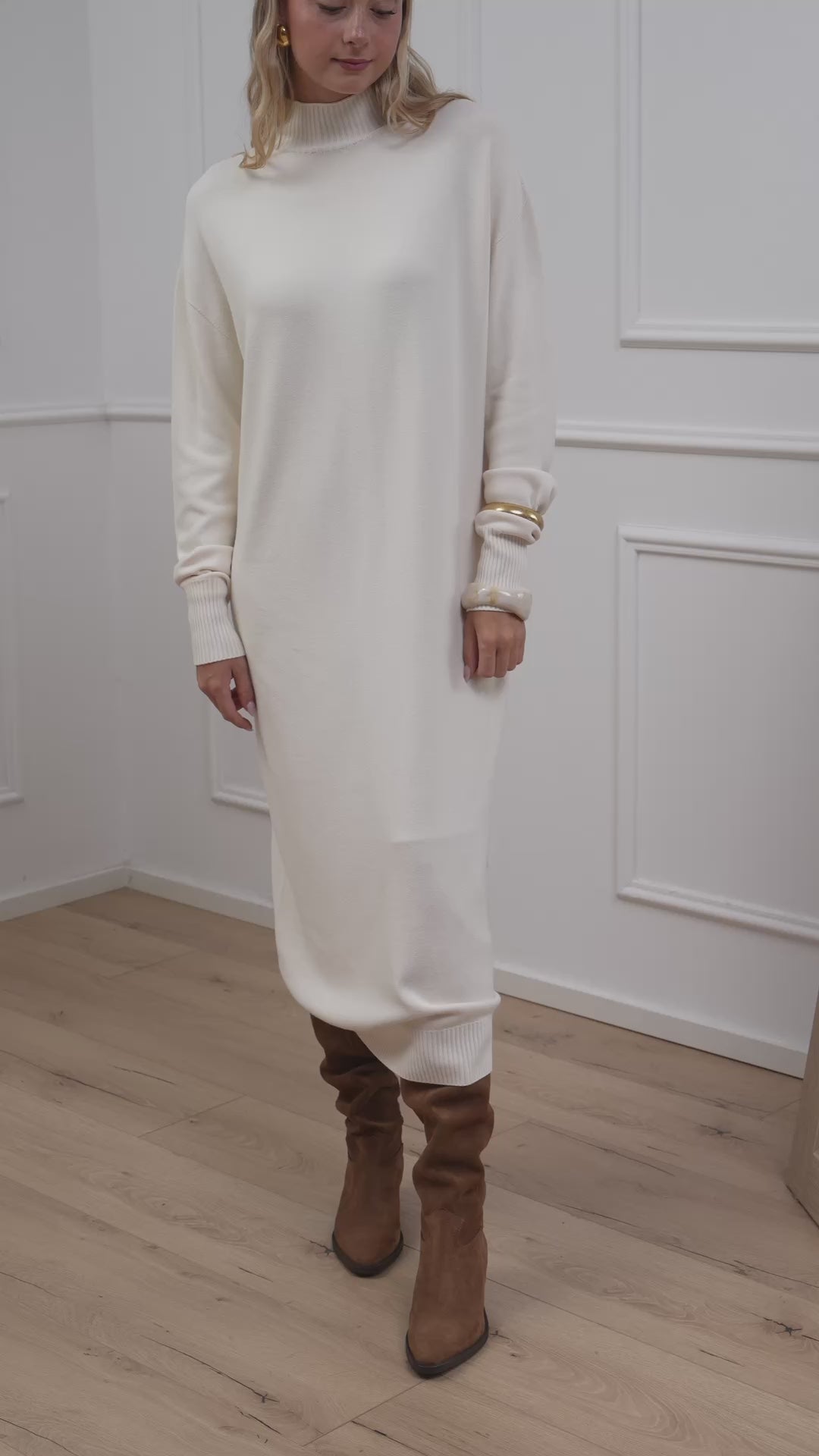 Carica video: Vestito lupetto avorio in viscosa - Kontatto