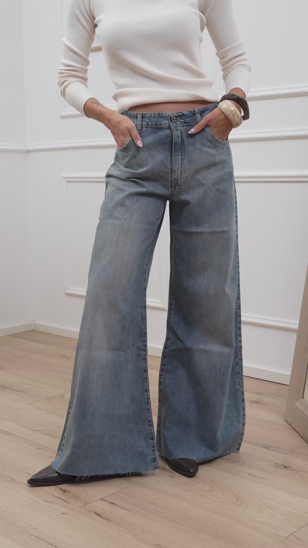 Carica video: Jeans flair denim slavato - SoAllure