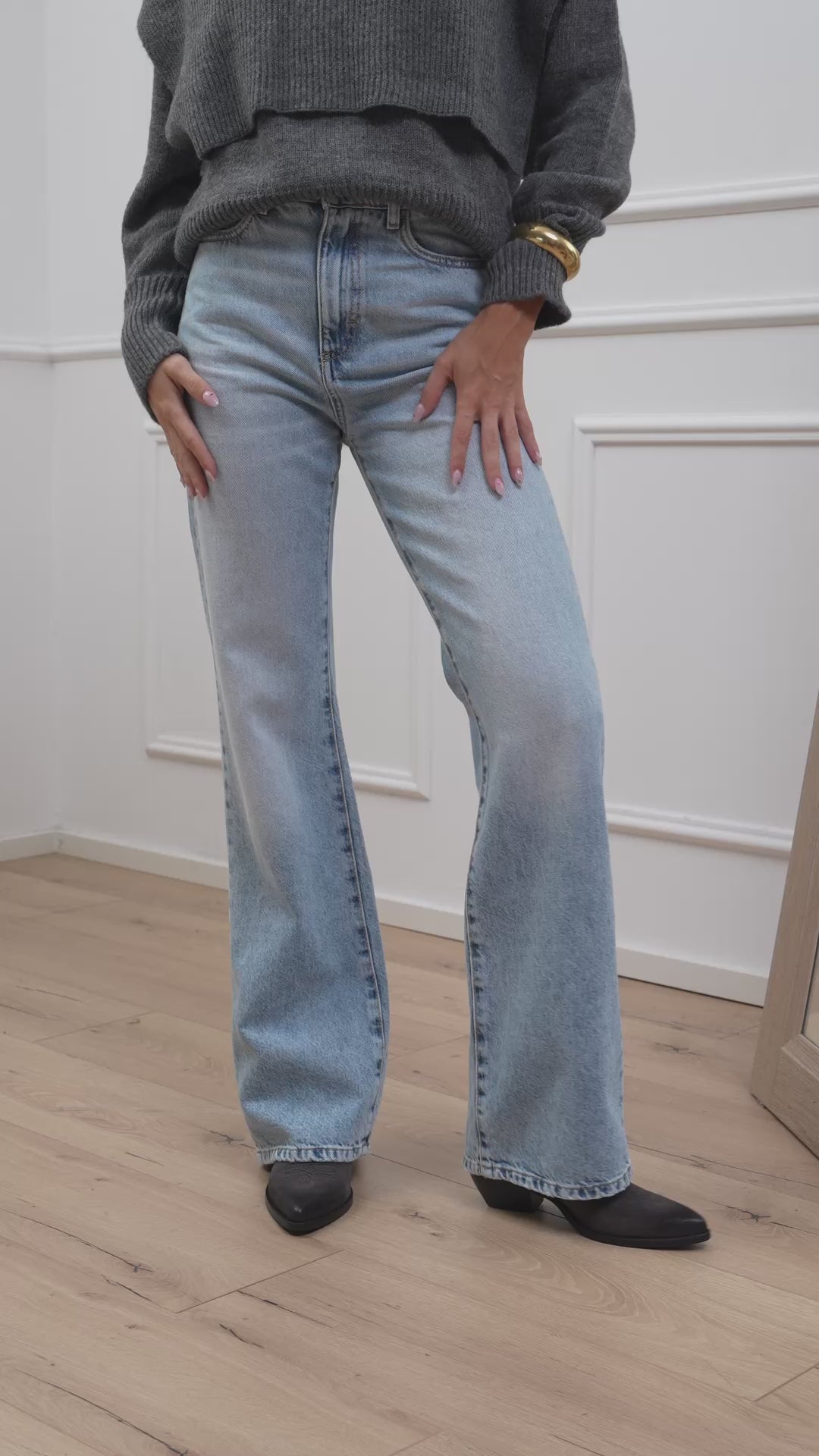 Carica video: Jeans Blue bleched straight fit - Icon Denim