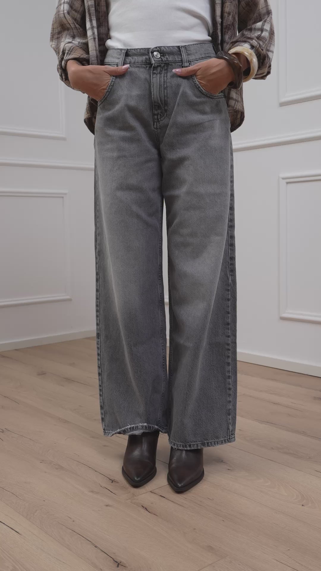 Carica video: Jeans Mia grigio baggy fit - Vicolo