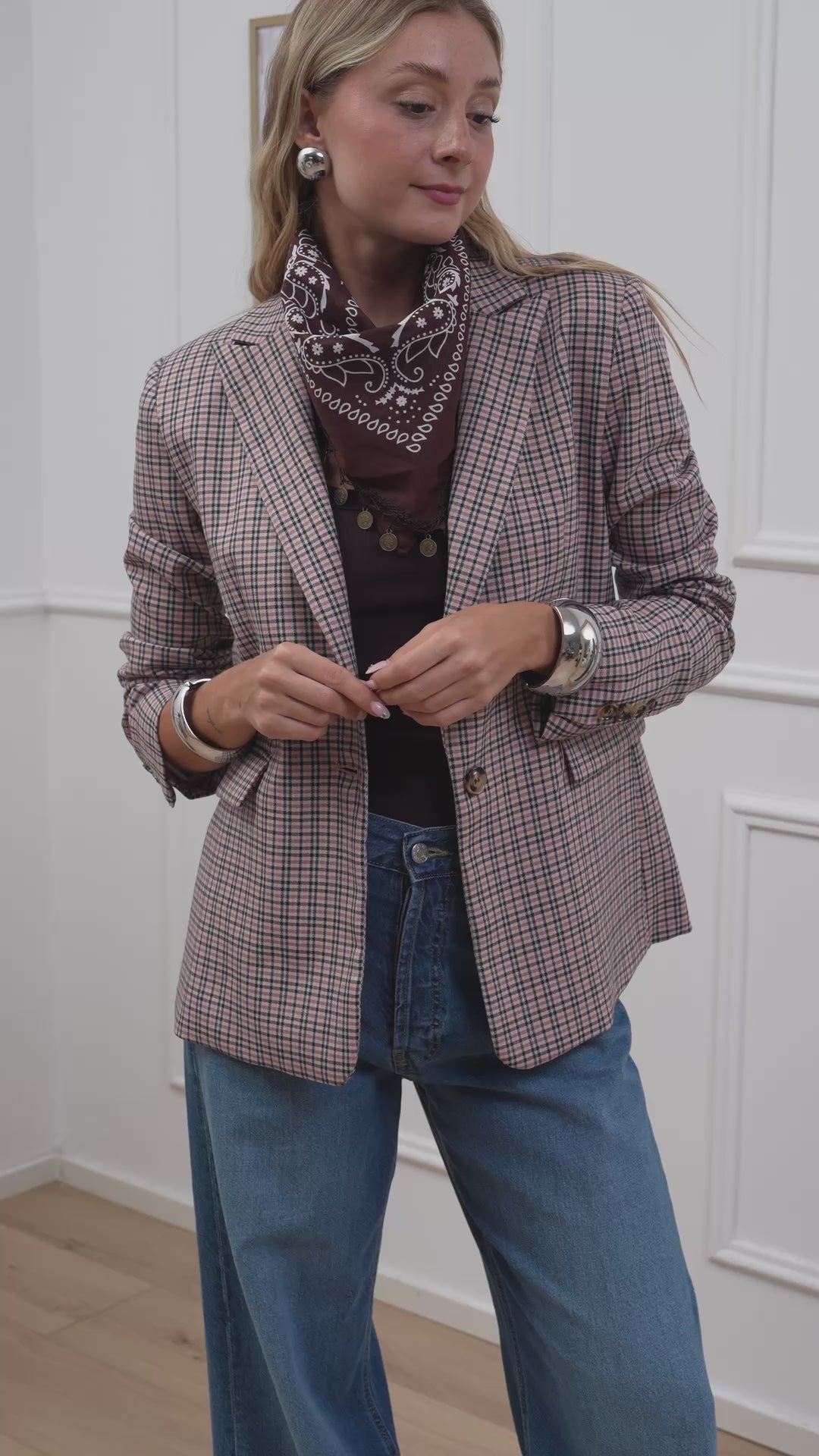 Carica video: Giacca slim check rosa con bandana - HaveOne