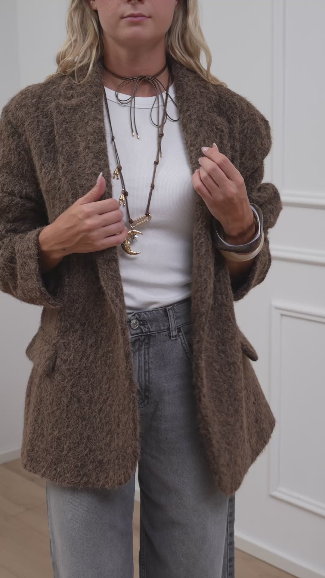 Carica video: Cappotto corto moro oversize - HaveOne