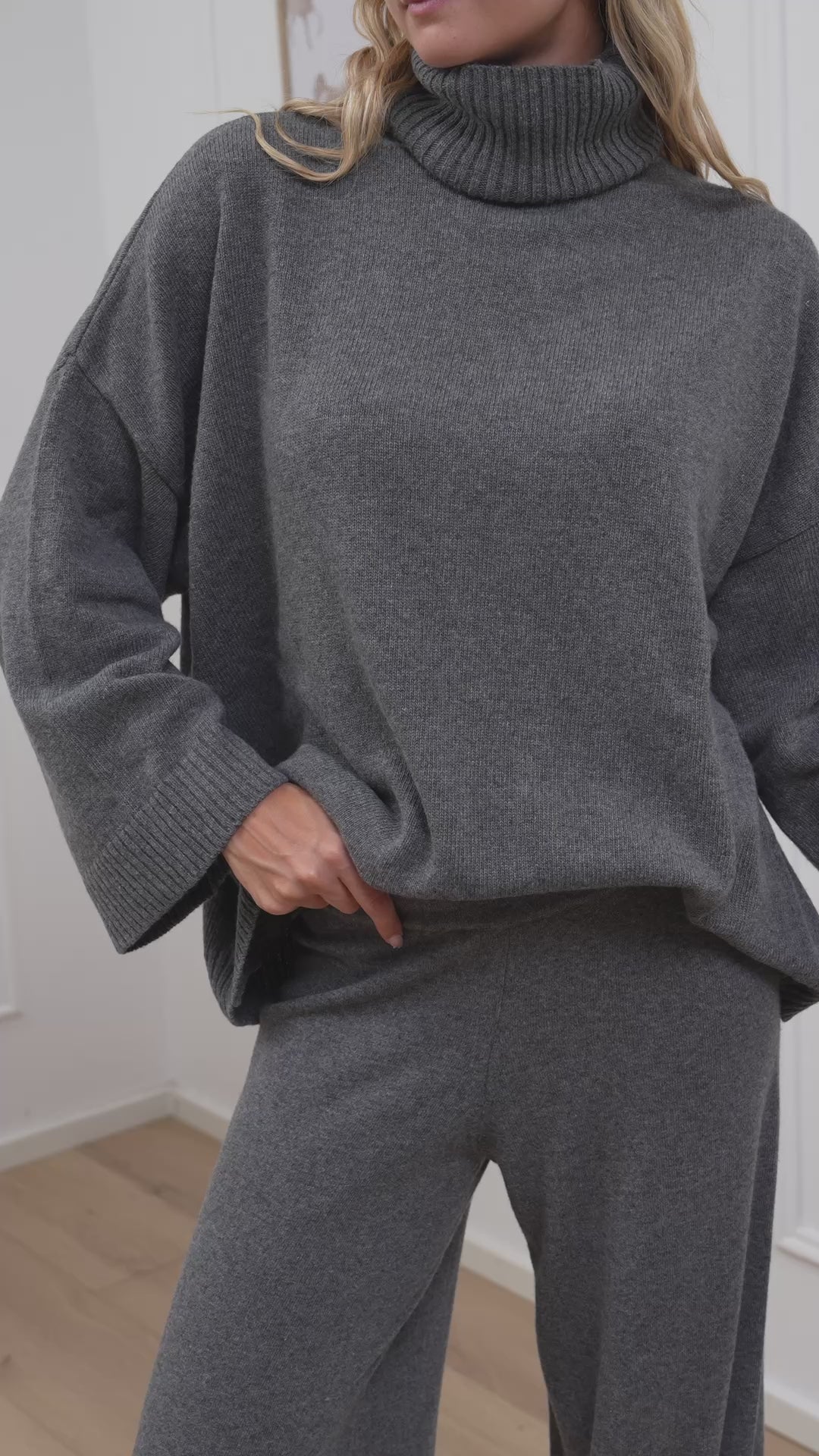 Carica video: Dolcevita basic grigio oversize - Kontatto