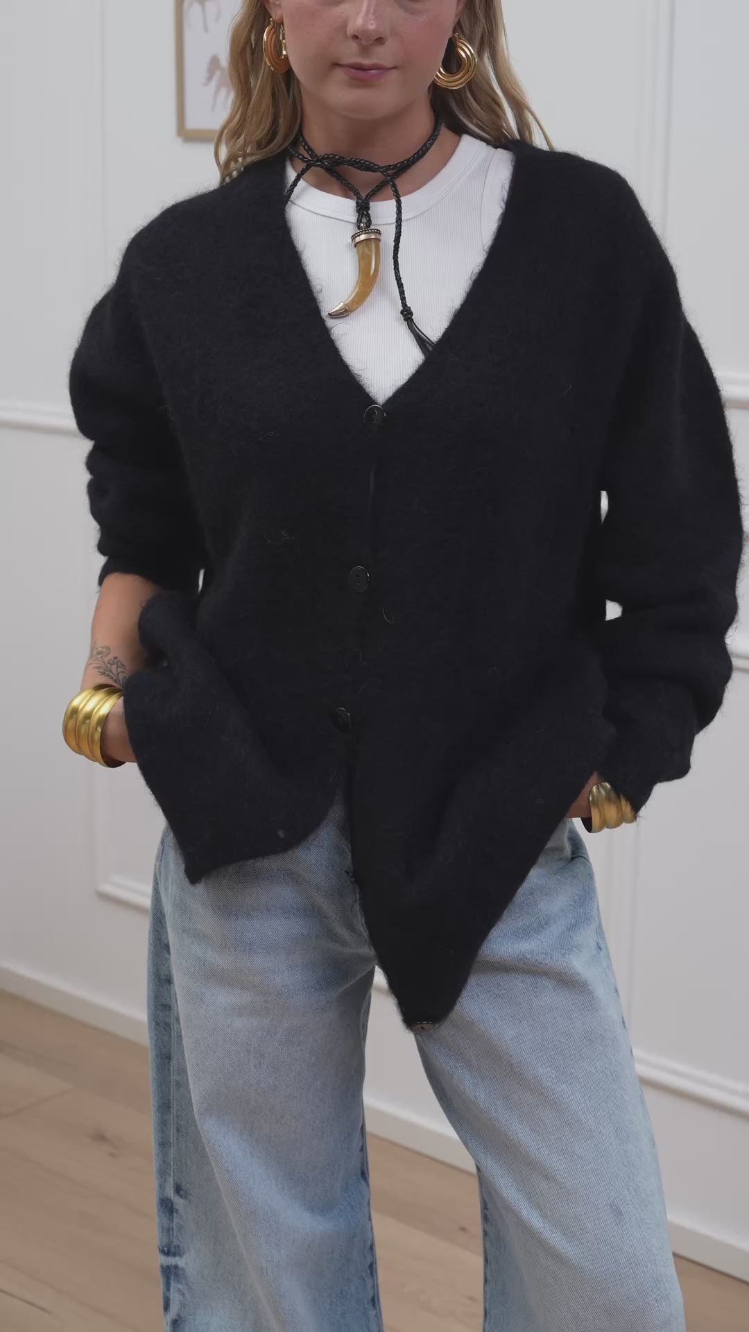 Carica video: Cardigan lungo nero alpaca superfine - Kontatto