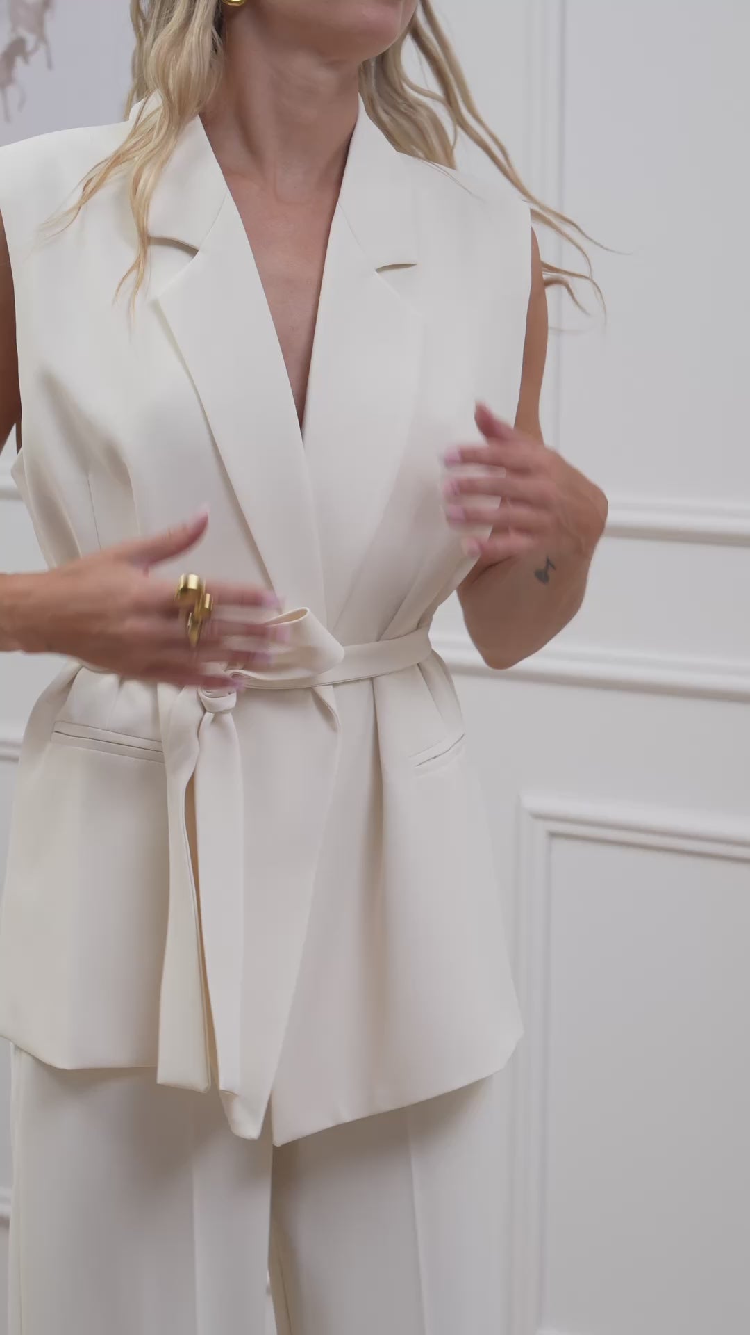 Carica video: Gilet Irma burro con fusciacca - Vicolo