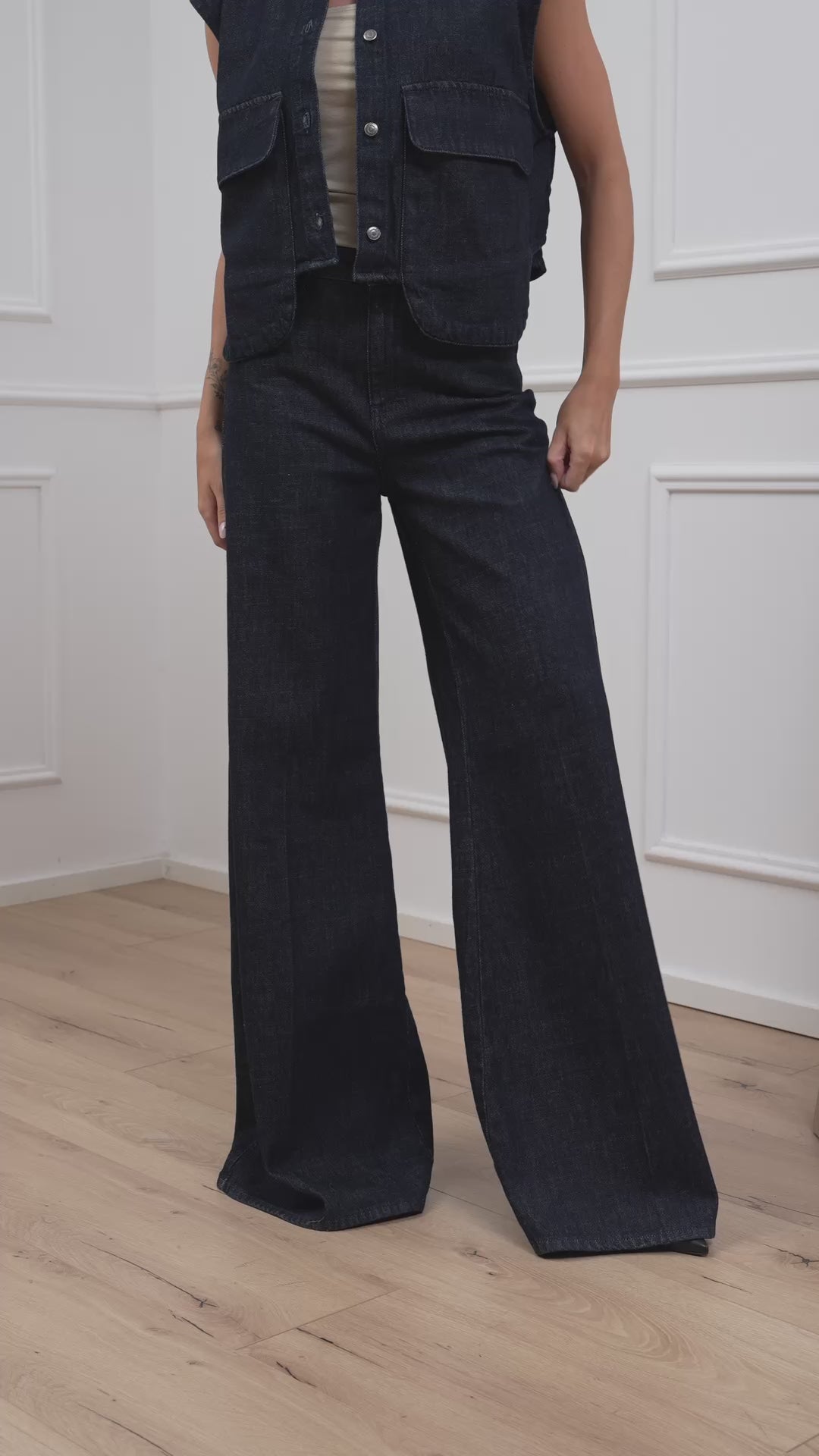 Carica video: Jeans Sidney dark denim - Vicolo