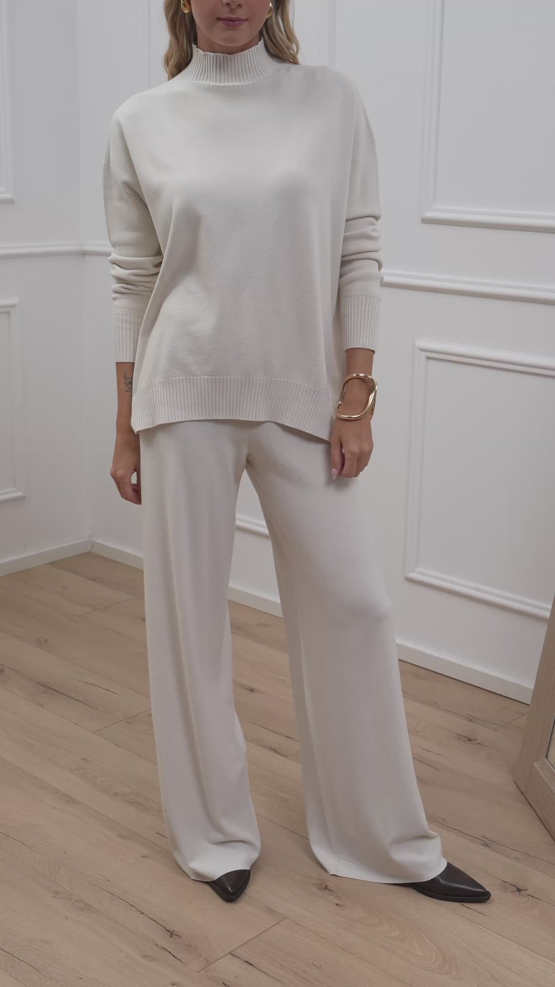 Carica video: Dolcevita stondato avorio in viscosa - Kontatto