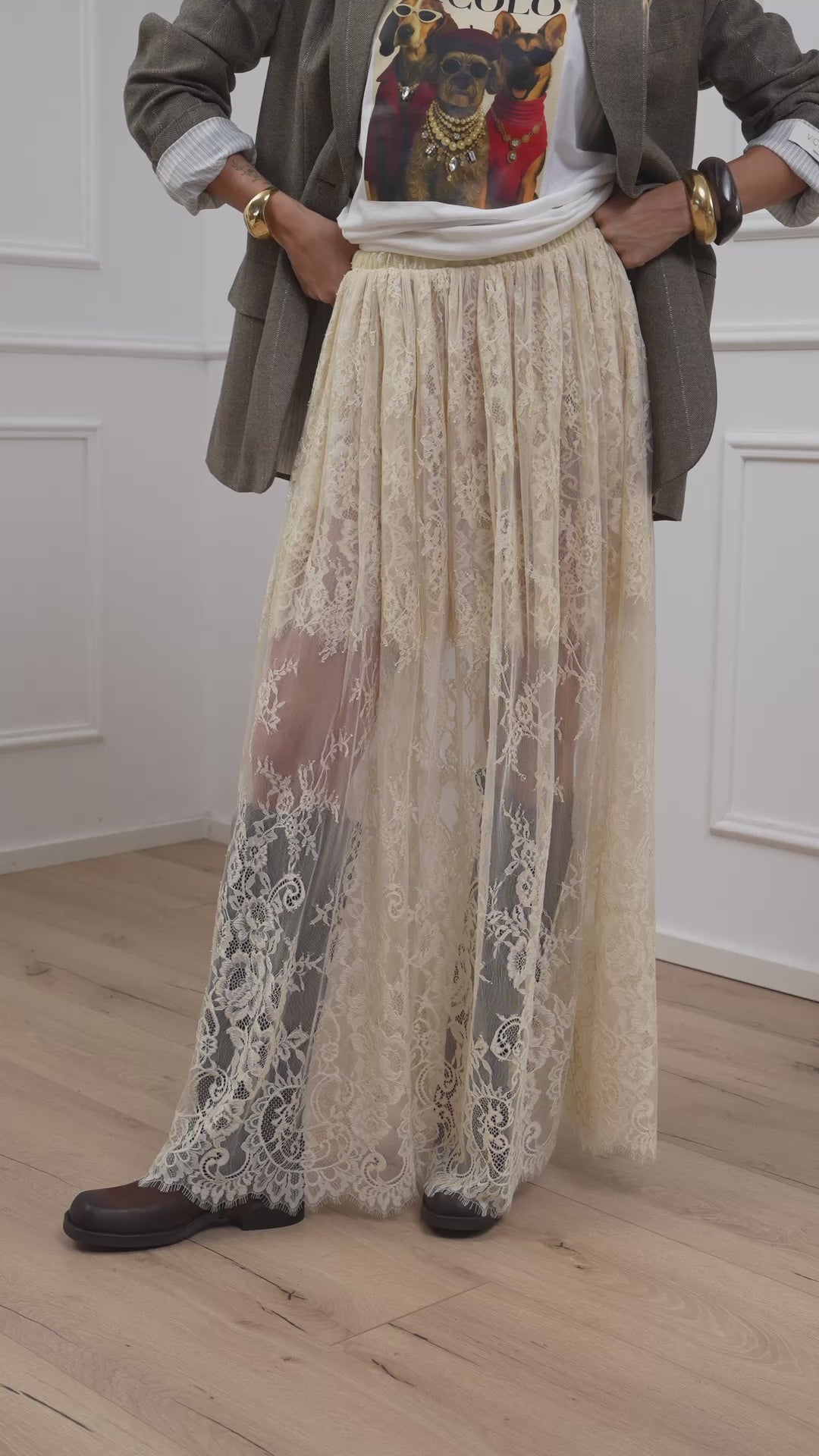 Carica video: Gonna lunga in pizzo burro - Vicolo