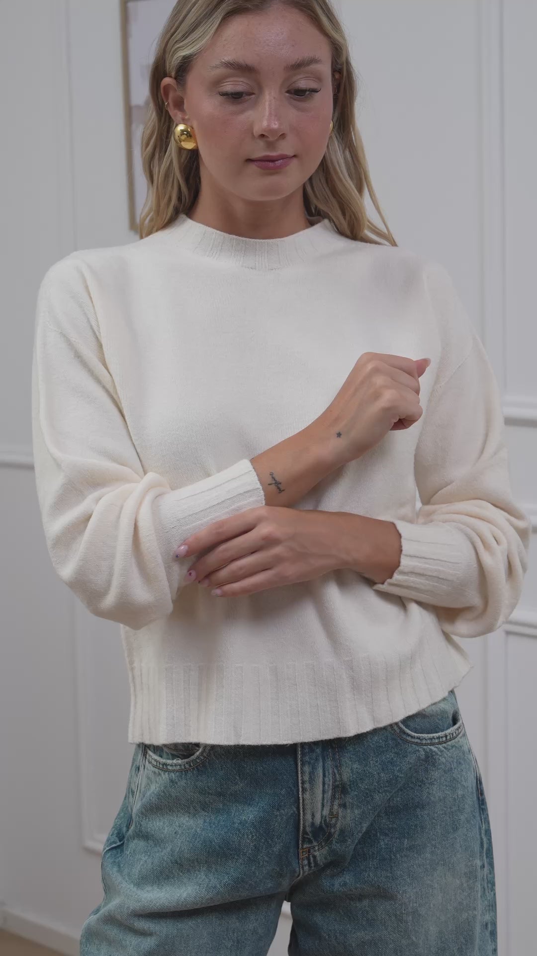 Carica video: Maglione basic girocollo avorio in viscosa - Kontatto