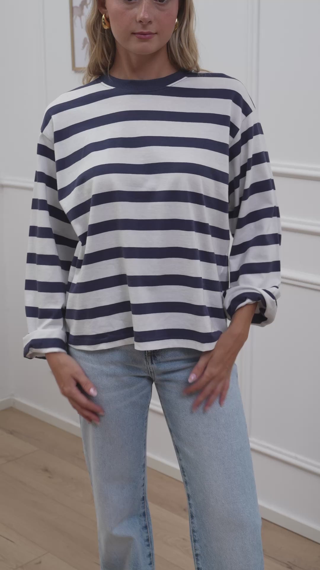 Carica video: T shirt over rigata blu e panna in cotone - JJXX