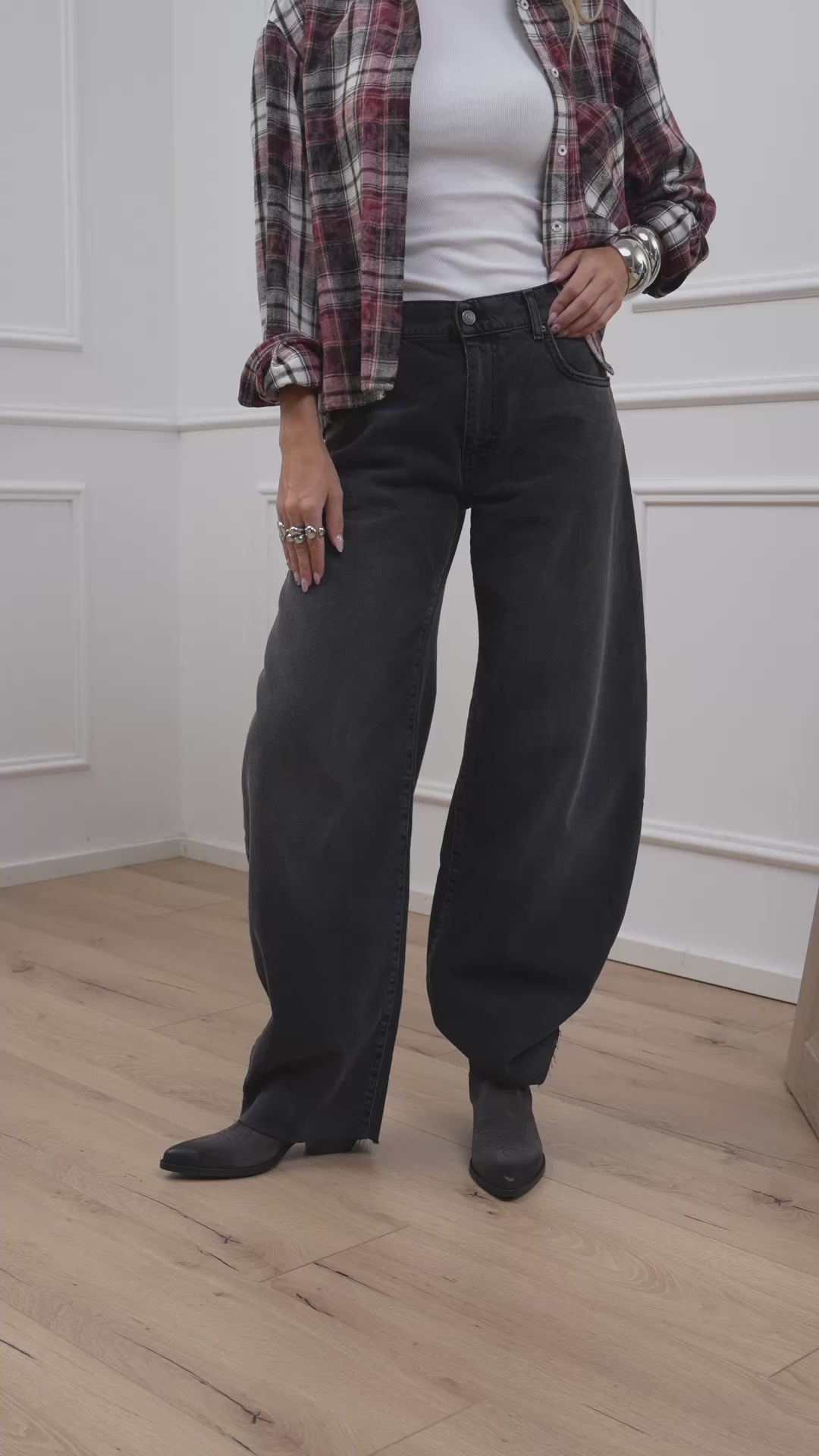 Carica video: Jeans Denise nero slavato - Vicolo