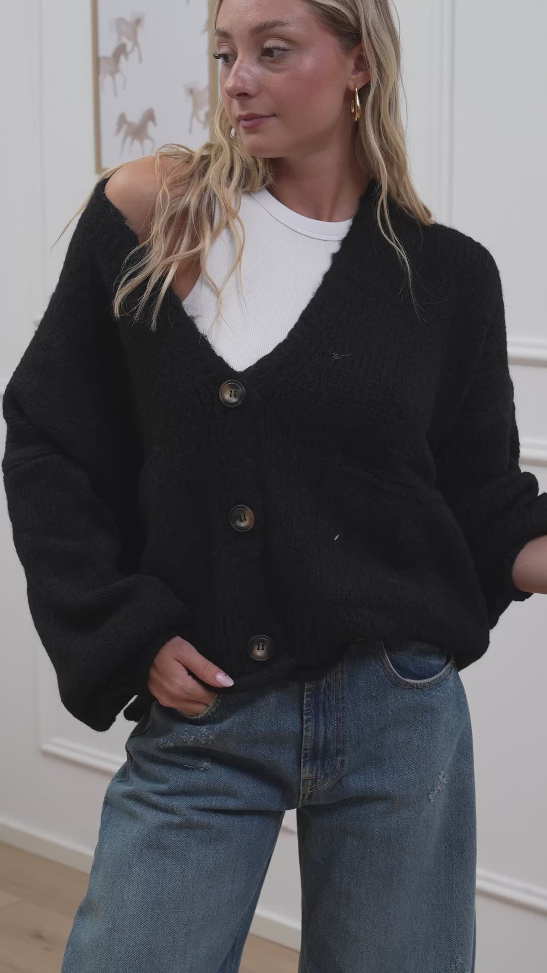 Carica video: Cardigan nero a tre bottoni con taschine - HaveOne