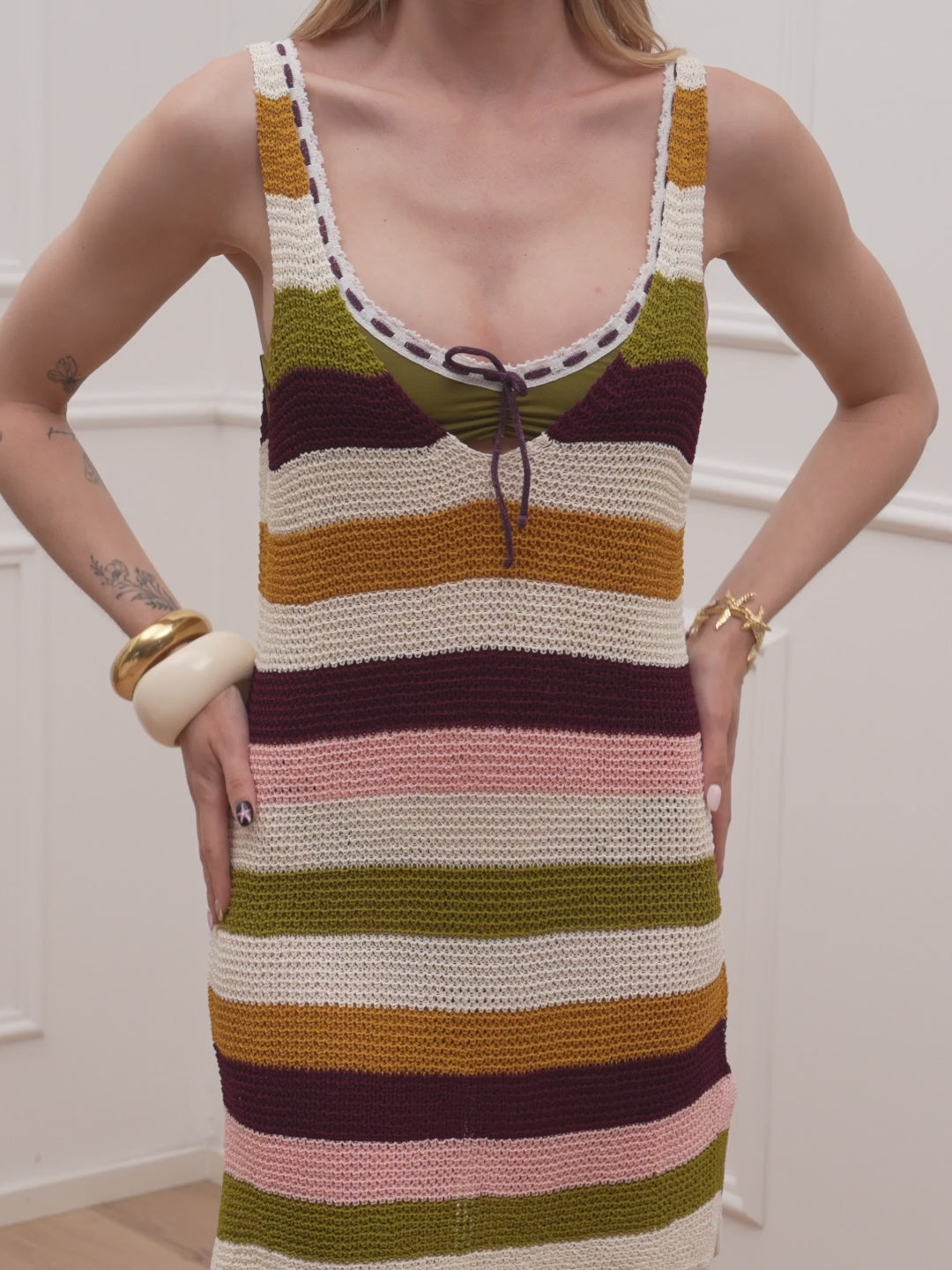 Carica video: Vestito corto crochet righe multicolor - Me Fui