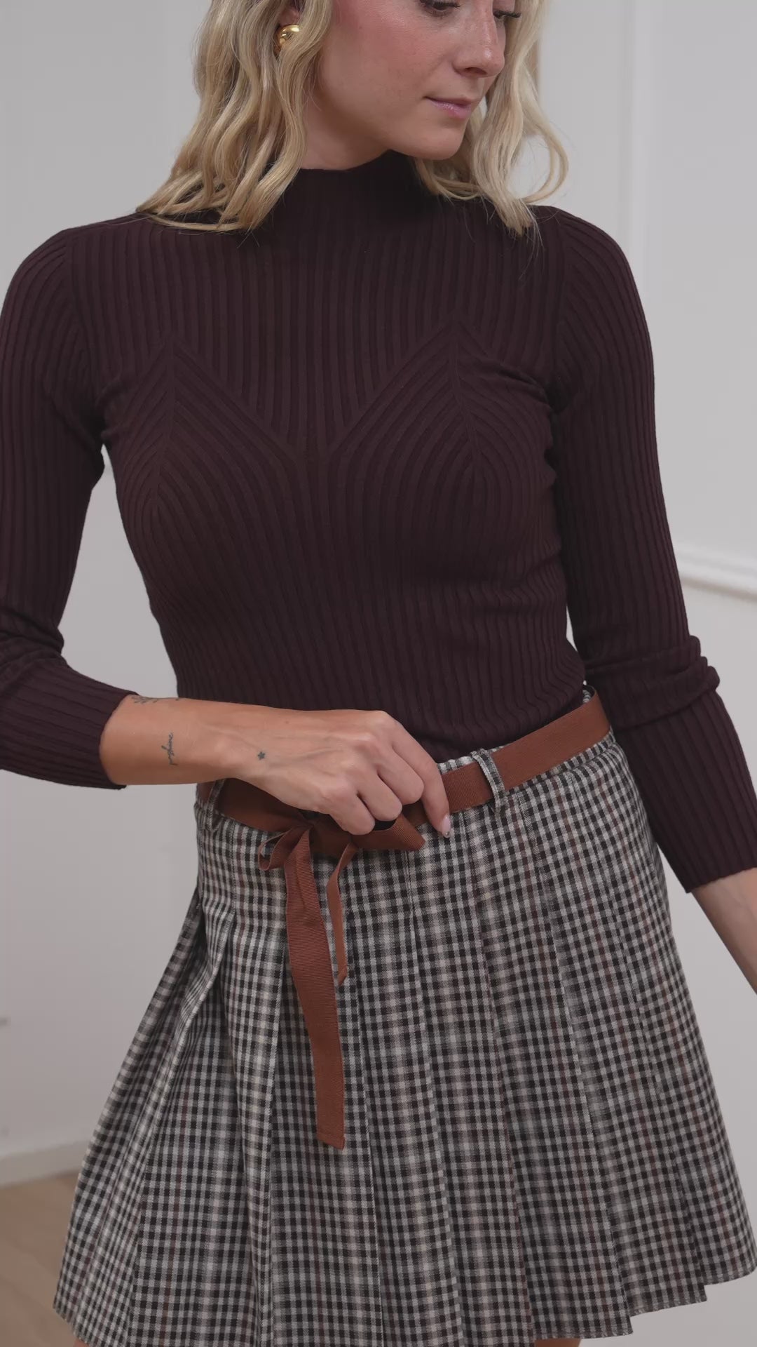 Carica video: Lupetto basic a coste mogano - Kontatto