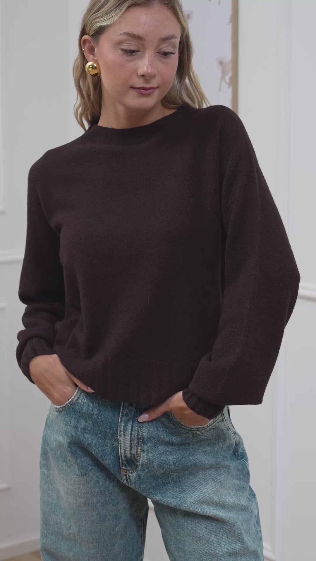 Carica video: Maglione basic girocollo mogano in viscosa - Kontatto