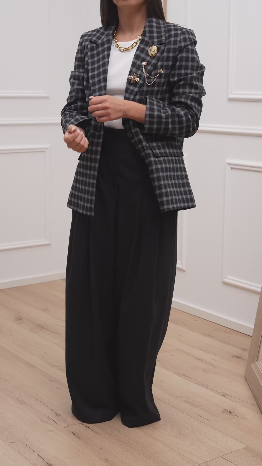 Carica video: Pantaloni neri Glenda con pinces piatte - Vicolo