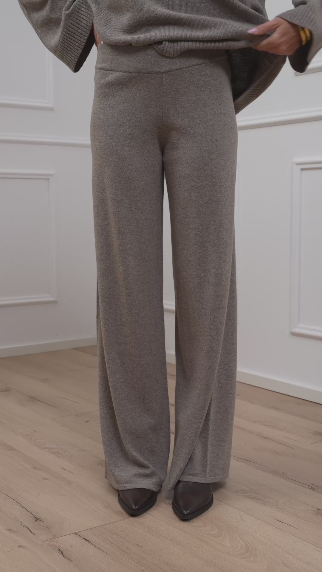 Carica video: Pantaloni palazzo tortora misto lana - Kontatto