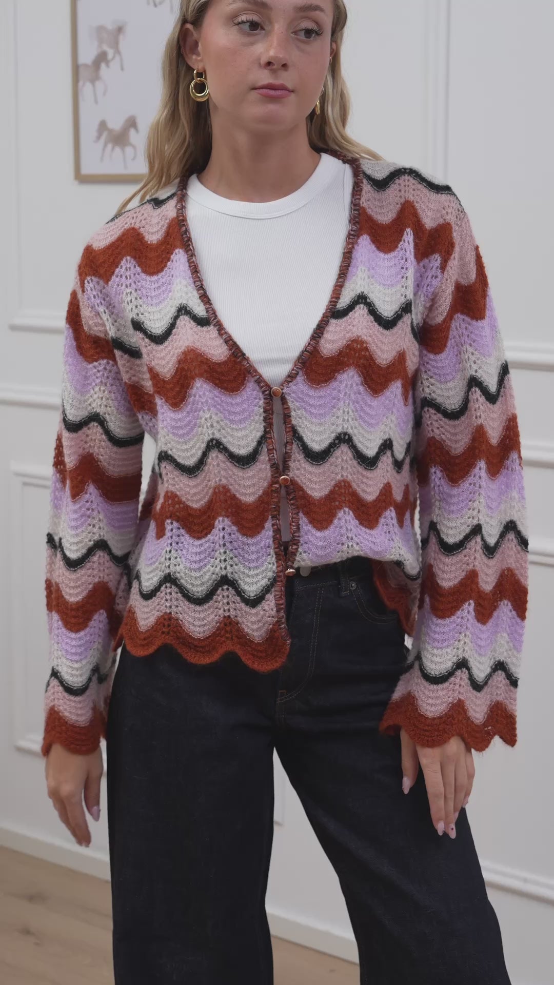 Carica video: Cardigan multicolor rosa con bottoncini - The Loom Archive