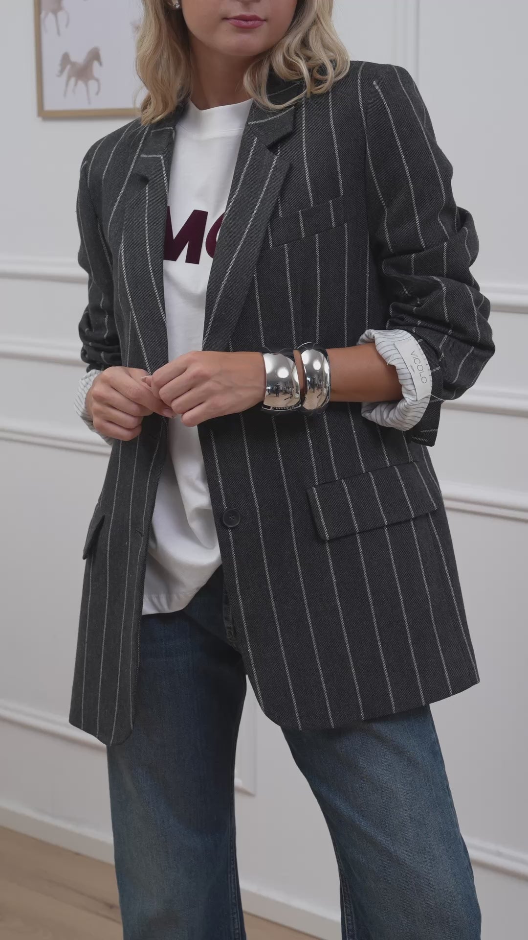 Carica video: Giacca gessata grigia patch logo - Vicolo