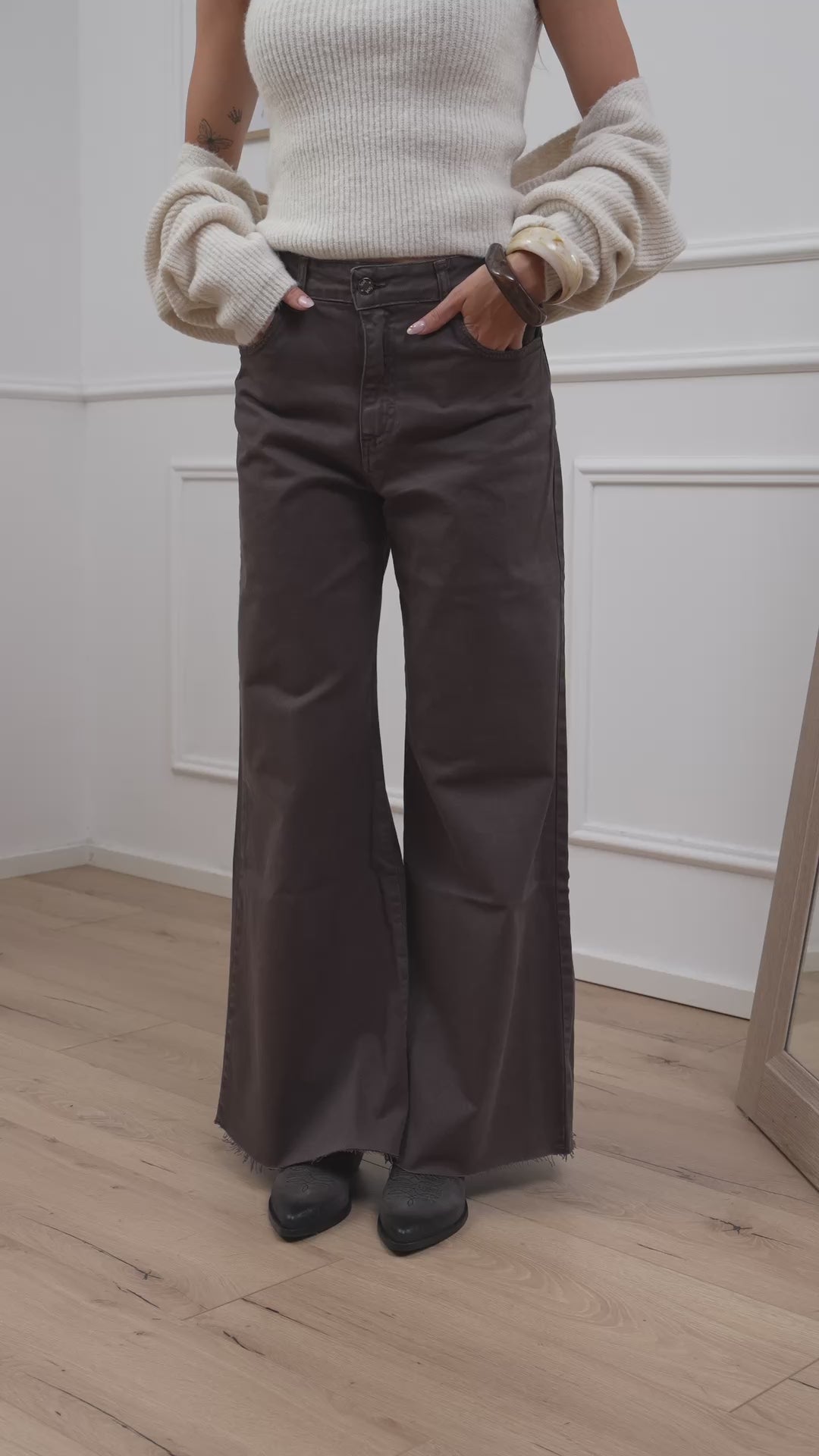 Carica video: Jeans flair bull denim fondente - SoAllure