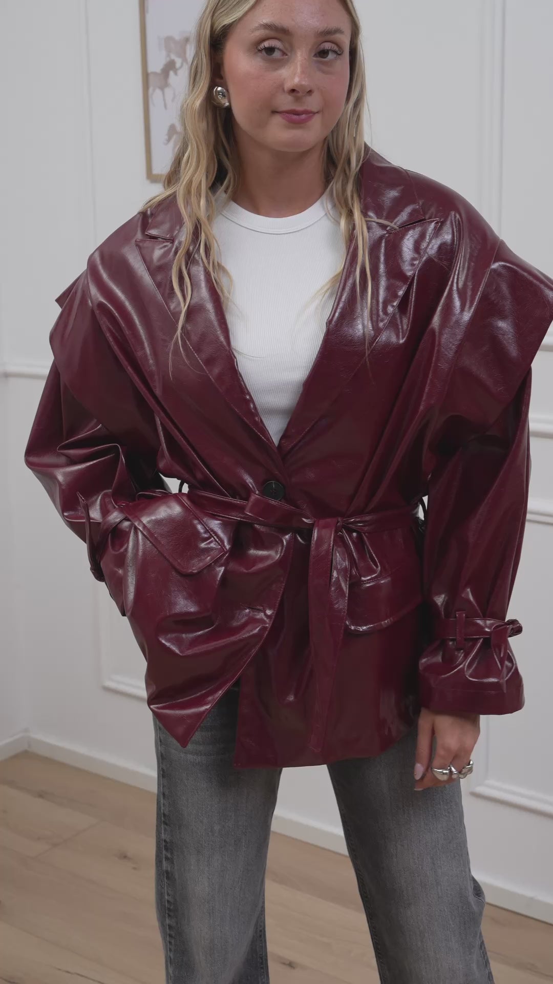 Carica video: Giacca in pelle lucida bordeaux - HaveOne