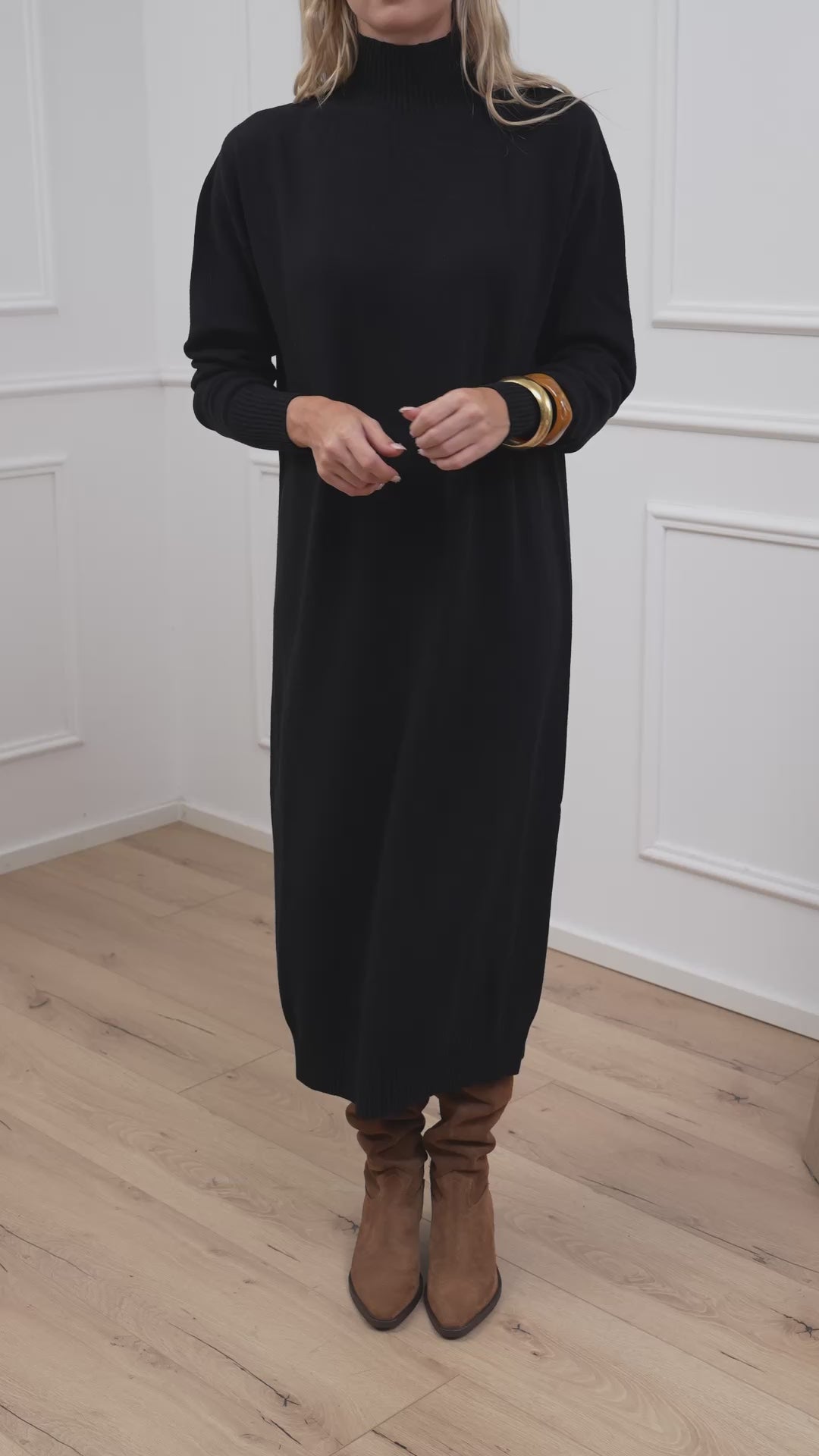 Carica video: Vestito lupetto nero in viscosa - Kontatto