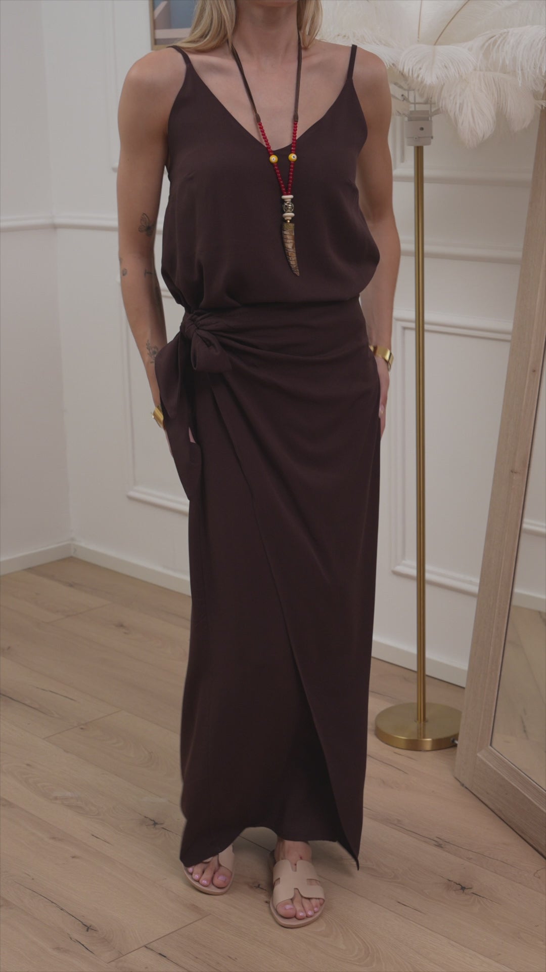 Carica video: Gonna pareo cioccolato lunga - HaveOne